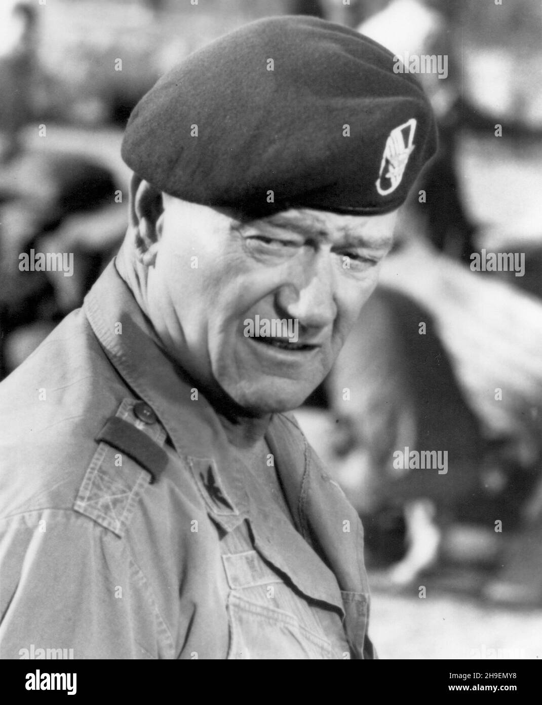 DATA DI USCITA: 19 Giugno 1968 TITOLO: The Green Berets CASA DI PRODUZIONE: Warner Bros. REGISTA: Ray Kellogg e John Wayne TRAMA: Col. Mike Kirby sceglie due squadre di crack Green Berets per una missione nel Vietnam del Sud. Il primo è quello di costruire e controllare un campo che sta cercando di essere preso dal nemico la seconda missione è quella di rapire un generale vietnamita del Nord. PROTAGONISTA: JOHN WAYNE come Colon. Mike Kirby. (Credit Image: ©Warner Bros./Entertainment Pictures) Foto Stock