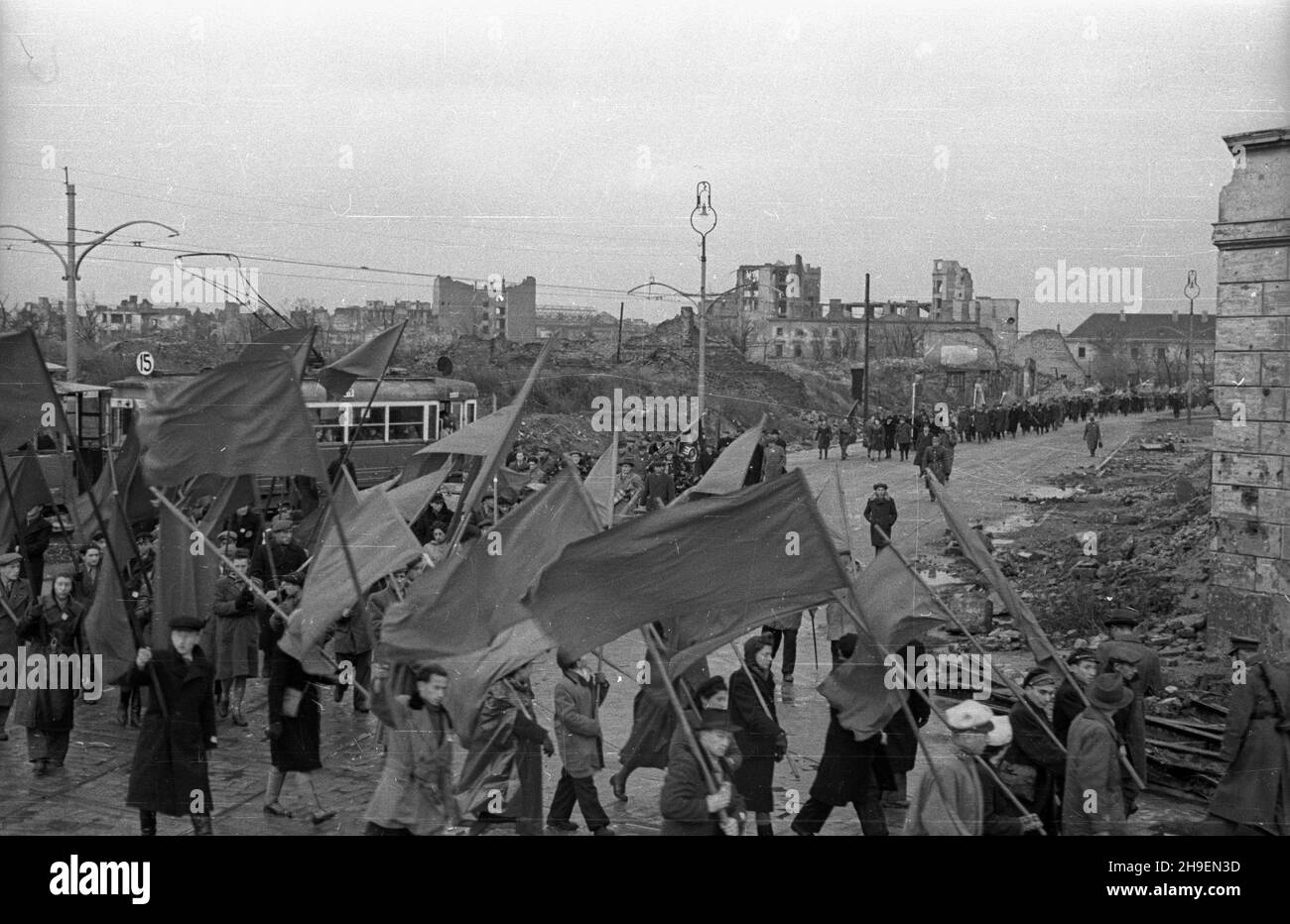 Warszawa, 1947-11-16. Piêædziesiêciolecie ¯ydowskiej Partii Robotniczej Bund (1897-1947). Drugi dzieñ obrad jubileuszowego kongresu. Przemarsz uczestników kongresu i delegacji innych partii (m.in. Polskiej Partii Socjalistycznej) przez teren by³ego getta. bk/mgs PAP Varsavia, 15 novembre 1947. Il cinquantesimo anniversario del Partito operaio Ebraico Bund (1897-1947). Il secondo giorno dei dibattiti del congresso giubilare tenutosi nel teatro Roma in via Nowogrodzka. Nella foto: Partecipanti al congresso e delegati di altri partiti (compreso il Partito Socialista Polacco) che marciavano attraverso il primo Foto Stock