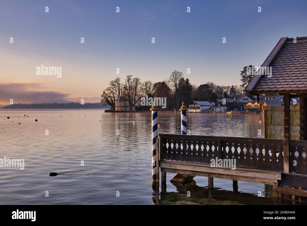 Riva dello Starnberger See a Tutzing, Germania Foto Stock