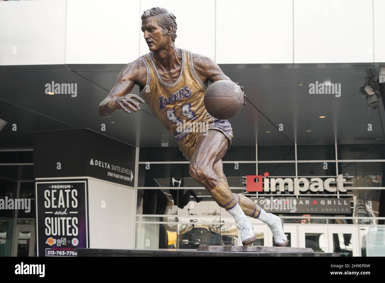 Una statua dell'ex Los Angeles Lakers guardia Jerry West allo Star Plaza allo Staples Center (Crypto.com Arena), lunedì 6 dicembre 2021, a Los Angeles. Foto Stock