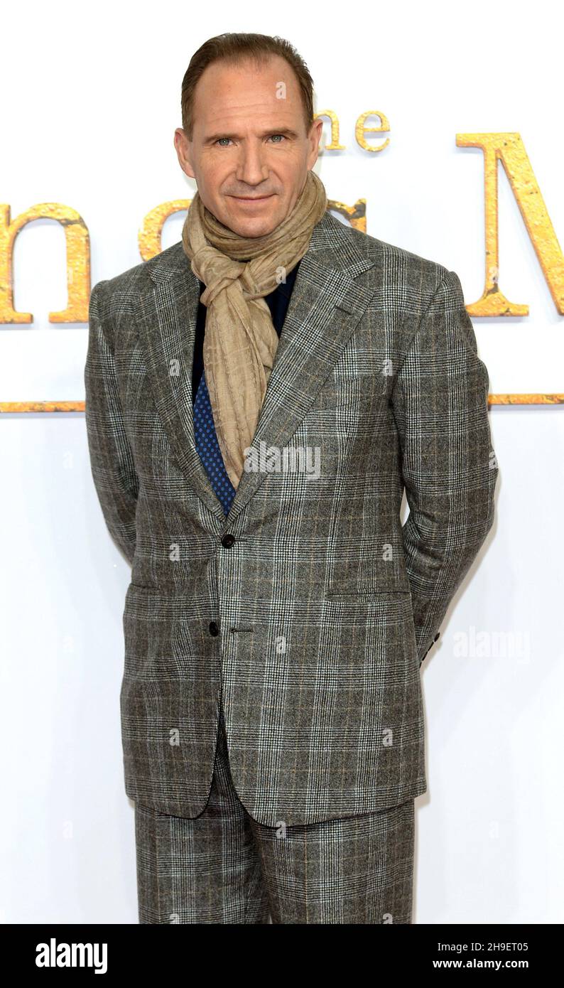 La foto deve essere accreditata ©Alpha Press 078237 06/12/2021 Ralph Fiennes The Kings Man World Premiere a Londra Foto Stock