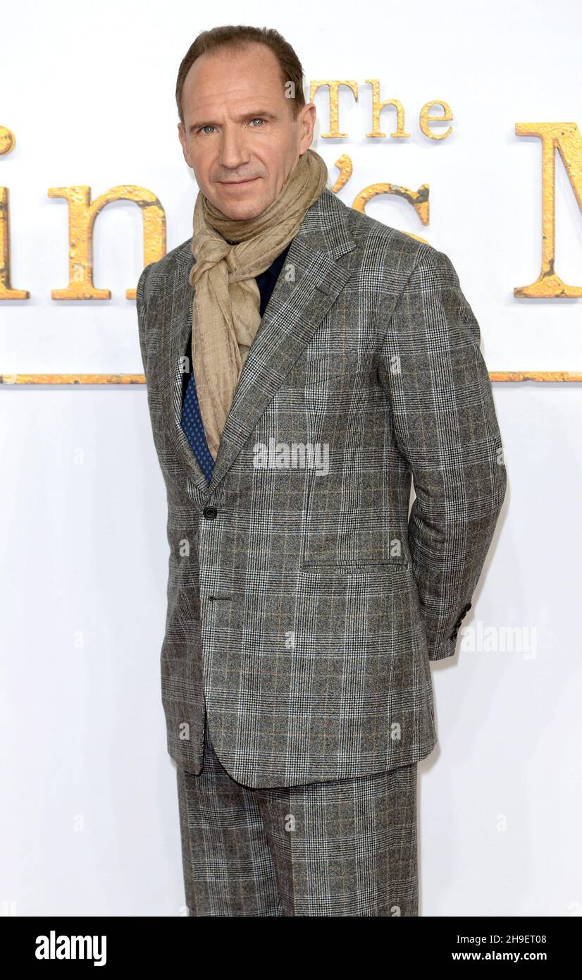 La foto deve essere accreditata ©Alpha Press 078237 06/12/2021 Ralph Fiennes The Kings Man World Premiere a Londra Foto Stock