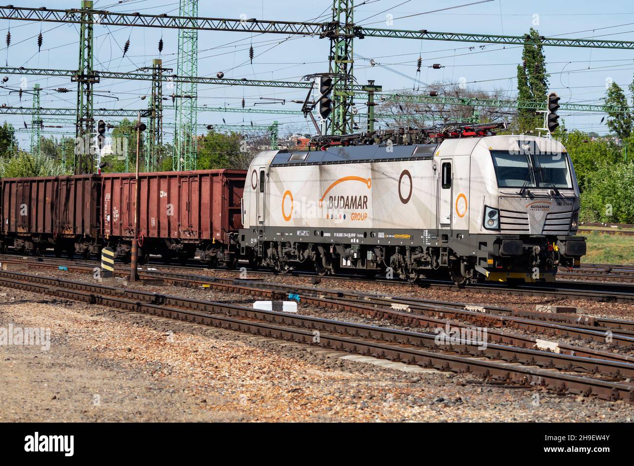 Budapest, Ungheria - 9 maggio 2021: Trasporto ferroviario internazionale. Cargo cargo treno carro alla stazione ferroviaria. Trasporto e spedizione globali. Foto Stock
