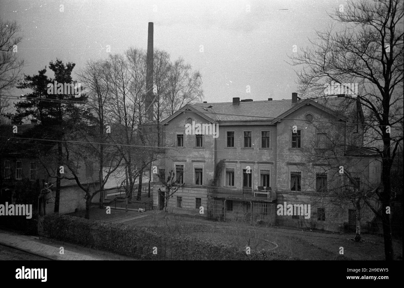 Sianów, 1947-12. Fabryka Zapa³ek. Historia zak³adu siêga po³owy XIX W. W 1946 r. kontrolê nad poniemieck¹ fabryk¹ przej¹³ Pañstwowy Monopol Zapa³czany. Noi wrzeœniu 1947 r. zakoñczono odbudowê ze zniszczeñ wojennych i uruchomione produkcjê. NZ. budynek mieszkalny przy ul. Koszaliñskiej przeznaczony dla pracowników fabryki. po/mgs PAP Dok³adny dzieñ wydarzenia nieustalony. Sianow, 1947 dicembre. Corrisponde alla fabbrica. La sua storia risale alla metà del XIX secolo. Nel 1946 l'ex fabbrica tedesca fu rilevata dal monopolio della state Match. Nel 1947 fu ricostruita dopo le devastazioni della guerra e della produzione Foto Stock