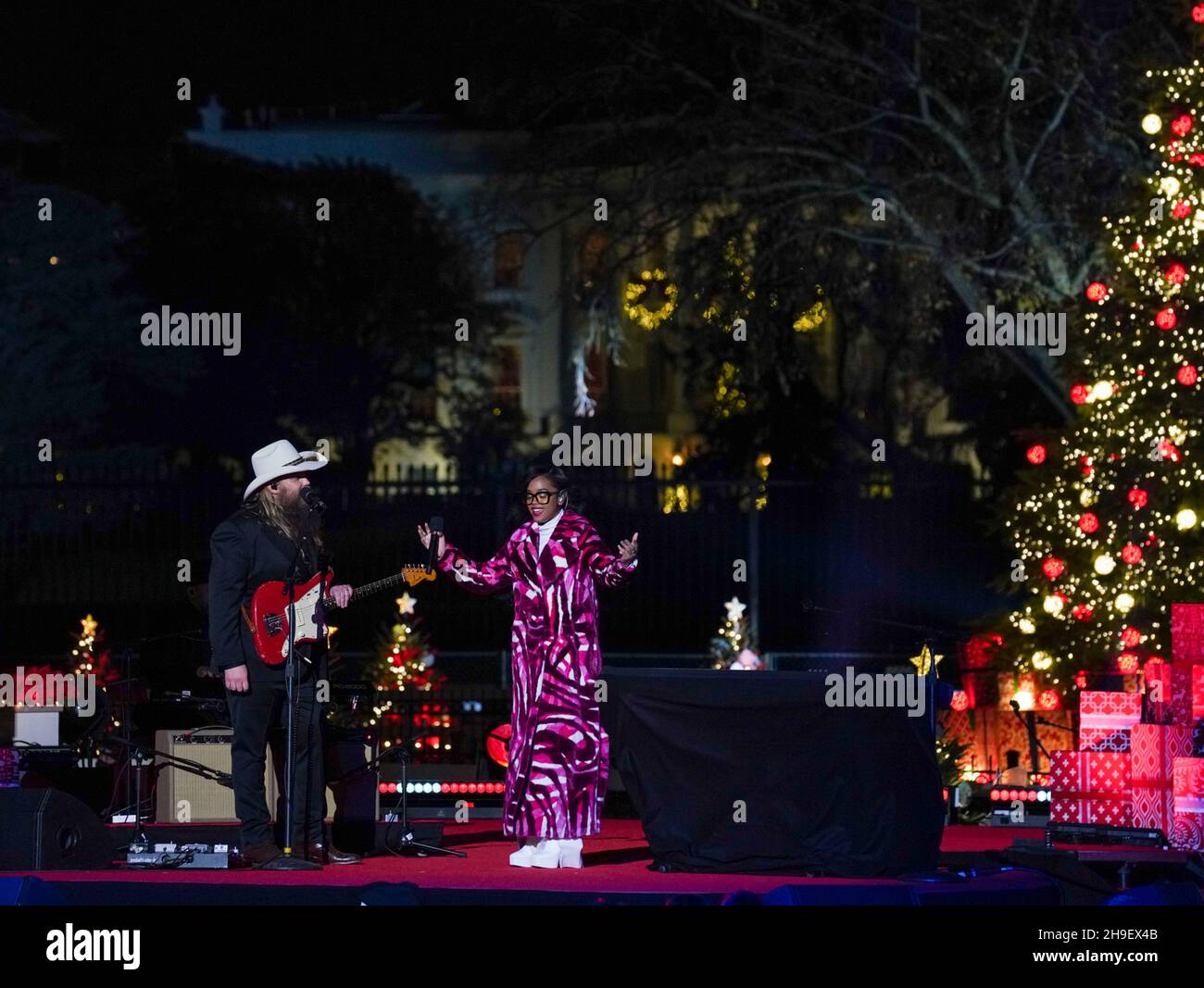 Washington, Stati Uniti d'America. 02 dicembre 2021. Chris Stapleton e H.E.R. si esibiscono sul palco durante la 99° illuminazione della cerimonia nazionale dell'albero di Natale sull'ellisse, 2 dicembre 2021 a Washington, D.C. Credit: Tami A. Heilemann/U.S. Dipartimento interni/Alamy Live News Foto Stock