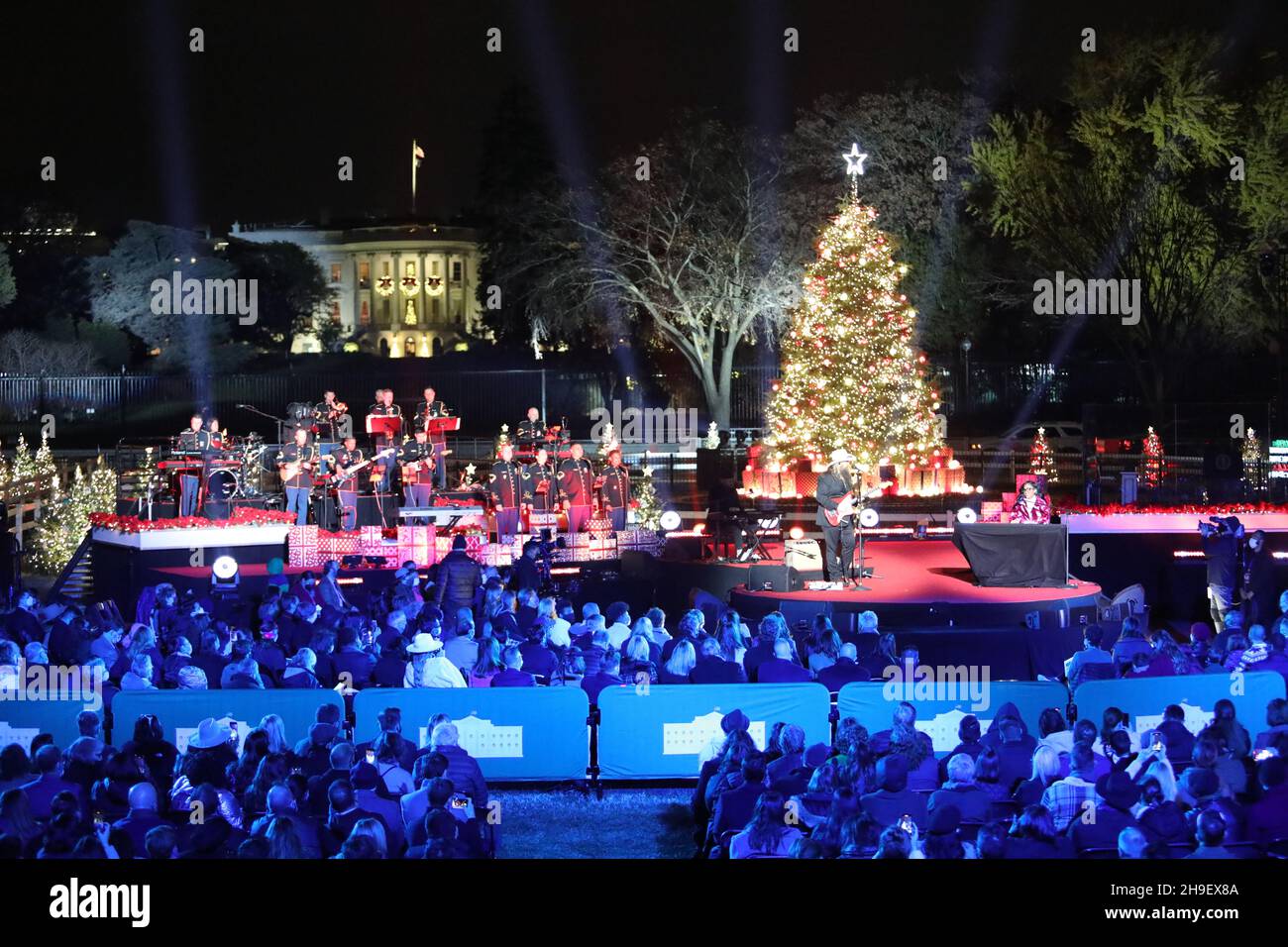 Washington, Stati Uniti d'America. 02 dicembre 2021. Chris Stapleton e H.E.R. si esibiscono sul palco durante la 99° illuminazione della cerimonia nazionale dell'albero di Natale sull'ellisse, 2 dicembre 2021 a Washington, D.C. Credit: Nathan King/National Park Service/Alamy Live News Foto Stock