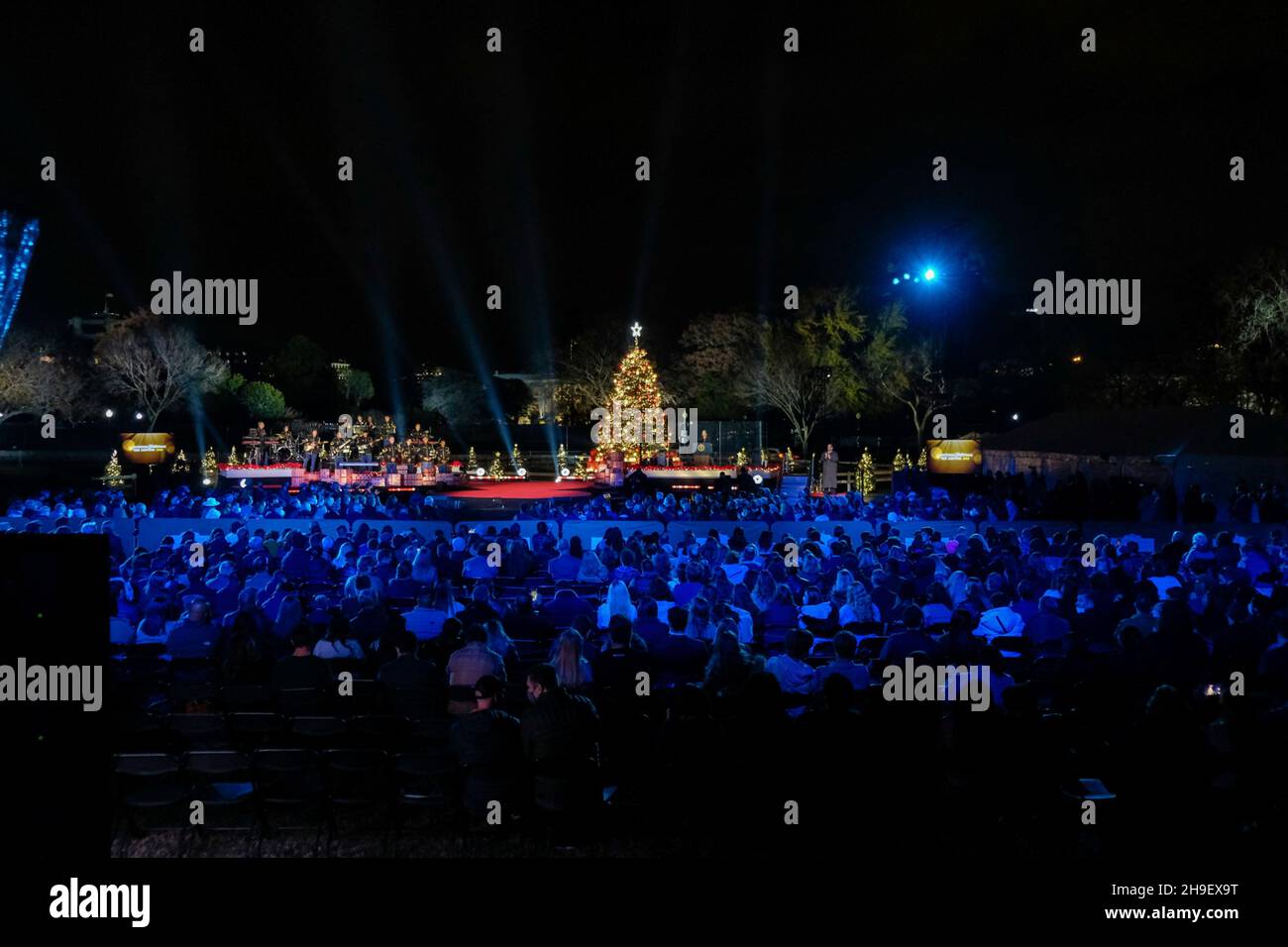 Washington, Stati Uniti d'America. 02 dicembre 2021. Il Segretario degli Stati Uniti Deb Haaland consegna il suo discorso sul palco per la 99a illuminazione della cerimonia nazionale dell'albero di Natale sull'ellisse, 2 dicembre 2021 a Washington, D.C. Credit: Tami A. Heilemann/U.S. Dipartimento interni/Alamy Live News Foto Stock