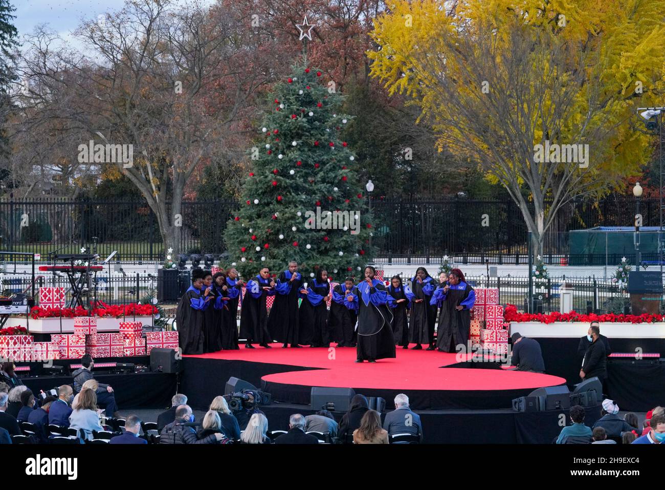 Washington, Stati Uniti d'America. 02 dicembre 2021. Howard Gospel Choir si esibisce sul palco durante la 99a illuminazione della cerimonia nazionale dell'albero di Natale sull'ellisse, 2 dicembre 2021 a Washington, D.C. credito: Tami A. Heilemann/U.S. Dipartimento interni/Alamy Live News Foto Stock