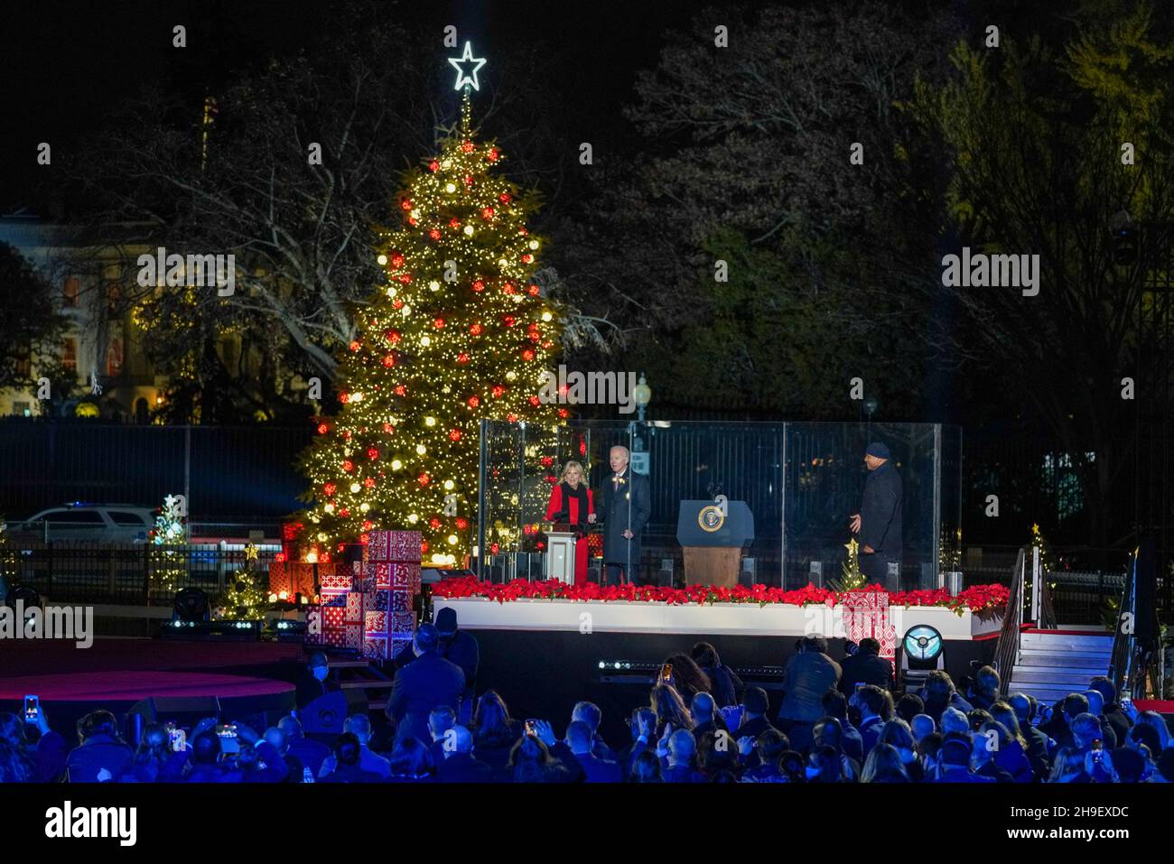 Washington, Stati Uniti d'America. 02 dicembre 2021. Il Presidente degli Stati Uniti Joe Biden e First Lady Jill Biden premono il pulsante per illuminare l'albero di Natale nazionale durante la 99esima cerimonia di illuminazione sull'ellisse, 2 dicembre 2021 a Washington, D.C. Credit: Tami A. Heilemann/US Interior Department/Alamy Live News Foto Stock