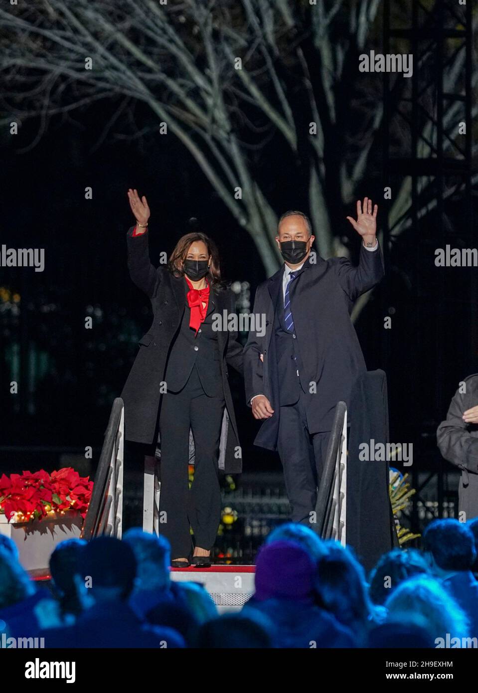 Washington, Stati Uniti d'America. 02 dicembre 2021. Il Vice Presidente degli Stati Uniti Kamala Harris e il secondo gentleman Doug Emhoff onda come arrivare per la 99esima illuminazione del National Christmas Tree cerimonia sul Ellipse, 2 dicembre 2021 a Washington, D.C. credito: Tami A. Heilemann / Stati Uniti Dipartimento interni/Alamy Live News Foto Stock