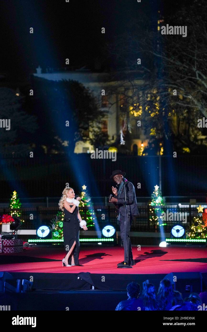 Washington, Stati Uniti d'America. 02 dicembre 2021. Il cantante Kristin Chenoweth e Keb' Mo' si esibiscono sul palco durante la 99° illuminazione della cerimonia nazionale dell'albero di Natale sull'ellisse, 2 dicembre 2021 a Washington, D.C. Credit: Tami A. Heilemann/U.S. Dipartimento interni/Alamy Live News Foto Stock