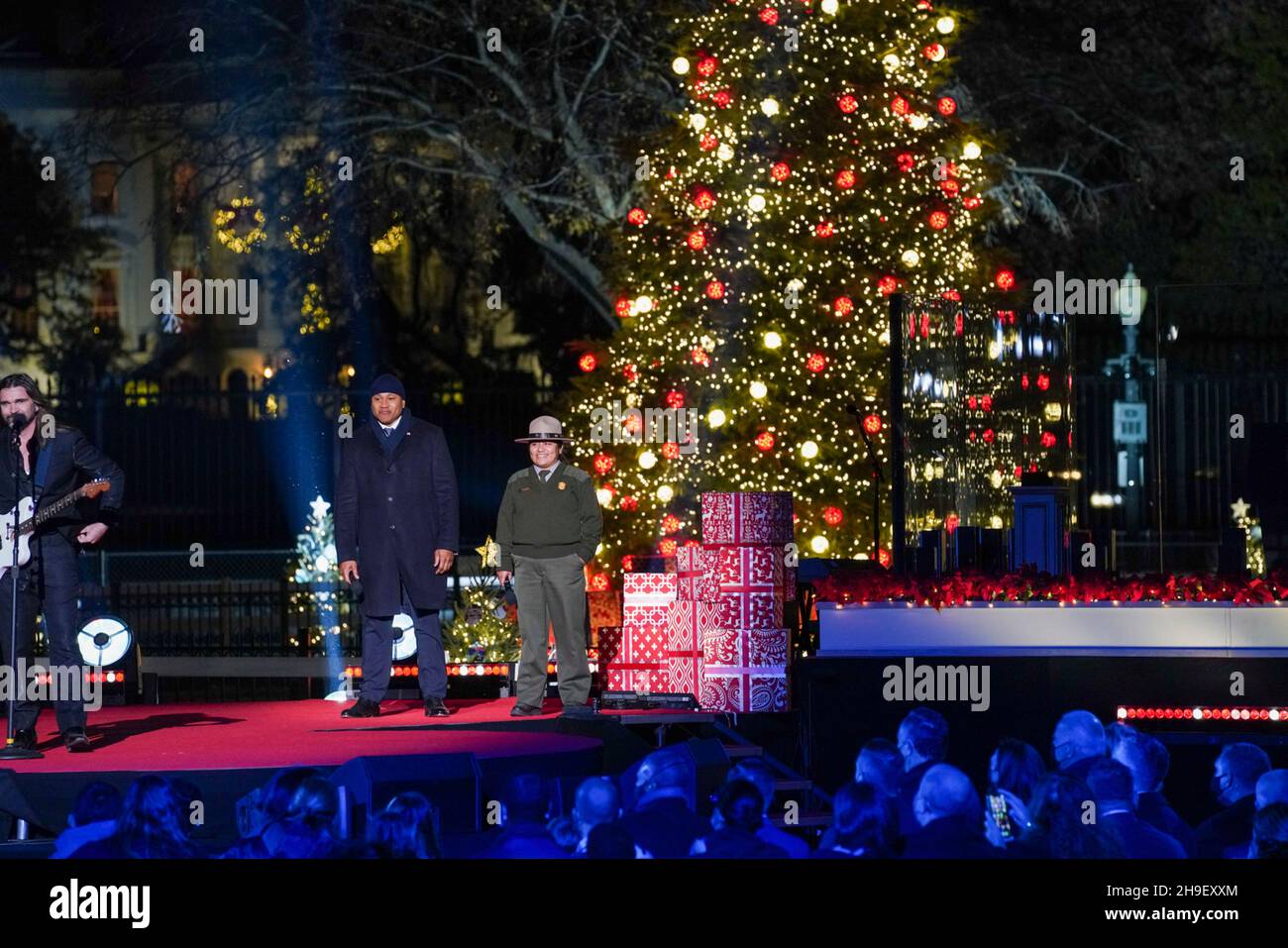 Washington, Stati Uniti d'America. 02 dicembre 2021. Rapper LL Cool J, centro, chats con Park Ranger Millie Jimenez sul palco durante la 99a illuminazione del National Christmas Tree cerimonia sul Ellipse, 2 dicembre 2021 a Washington, D.C. credito: Tami A. Heilemann/U.S. Dipartimento interni/Alamy Live News Foto Stock