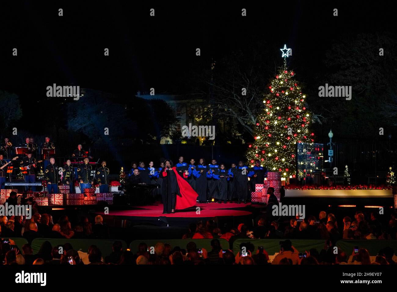 Washington, Stati Uniti d'America. 02 dicembre 2021. Patti LaBelle e il coro Howard Gospel si esibiscono sul palco durante la 99a illuminazione della cerimonia nazionale dell'albero di Natale sull'ellisse, 2 dicembre 2021 a Washington, D.C. Credit: Tami A. Heilemann/U.S. Dipartimento interni/Alamy Live News Foto Stock
