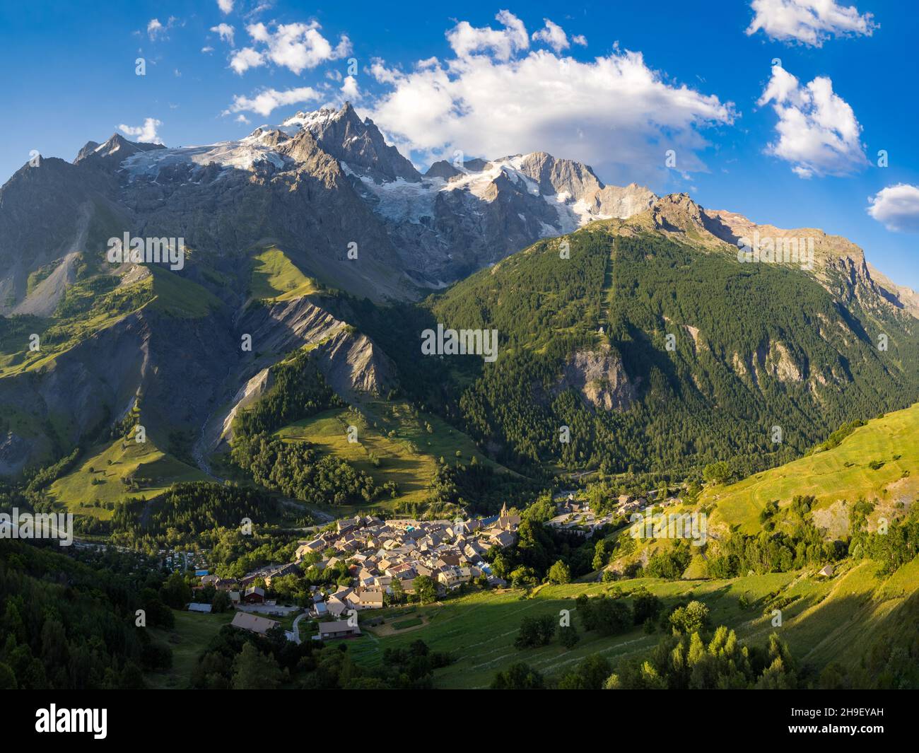 Il Parco Nazionale degli Ecrins e il Villaggio di la grave con la vetta della Meije alla luce del mattino. Stazione sciistica nelle Hautes-Alpes (Alpi francesi). Francia Foto Stock