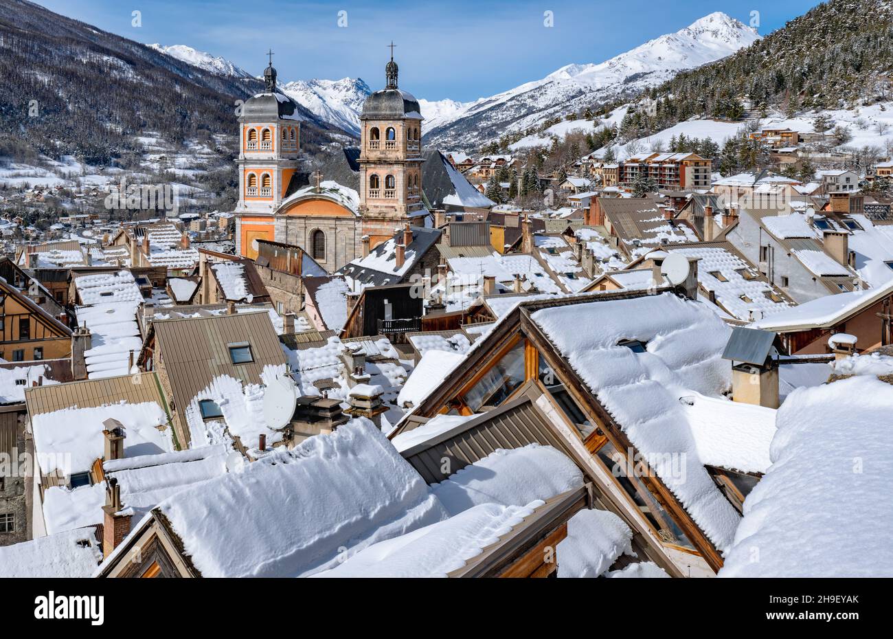 Il centro di Briancon con la famosa Chiesa Collegiale di nostra Signora e Saint-Nicholas. Scena invernale con tetti innevati. Hautes-Alpes. Francia Foto Stock