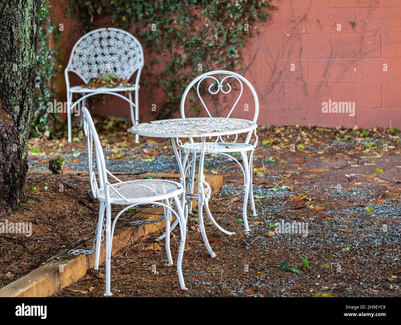 Mobili da giardino bianchi nel giardino d'autunno. Giardino Vintage all'aperto. Foto Stock