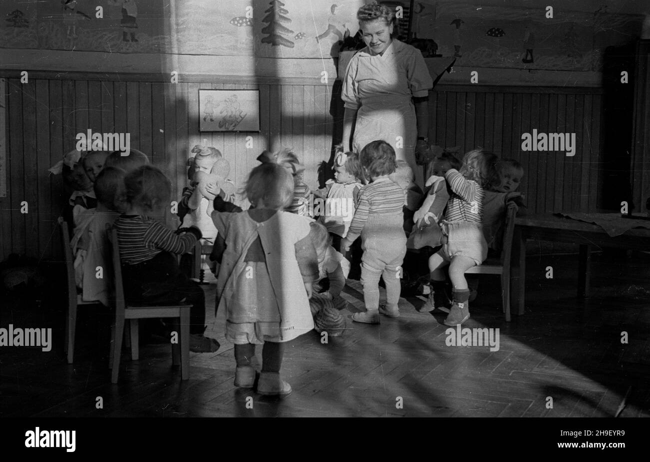 Warszawa, 1947-12. Dom ks. Boduena (Baudouina) przy ul. Nowogrodzkiej. Najstarszy polski sierociniec, za³o¿ony w 1736 r. W dwudziestoleciu miêdzywojennym przekszta³cony w placówkê opiekuñczo-wychowawcz¹ pomagaj¹c¹ dzieciom i samotnym matkom. NZ. Dzieci z opiekunk¹. po/mgs PAP Dok³adny dzieñ wydarzenia nieustalony. Varsavia, 1947 dicembre. Padre Baudouin Home in via Nowogrodzka. Il più antico orfanotrofio polacco fondato nel 1736. Nel periodo interbellico si è trasformato in un’istituzione sociale che aiuta bambini e madri single. Nella foto: Bambini con un aperitivo. po/mgs PAP Foto Stock