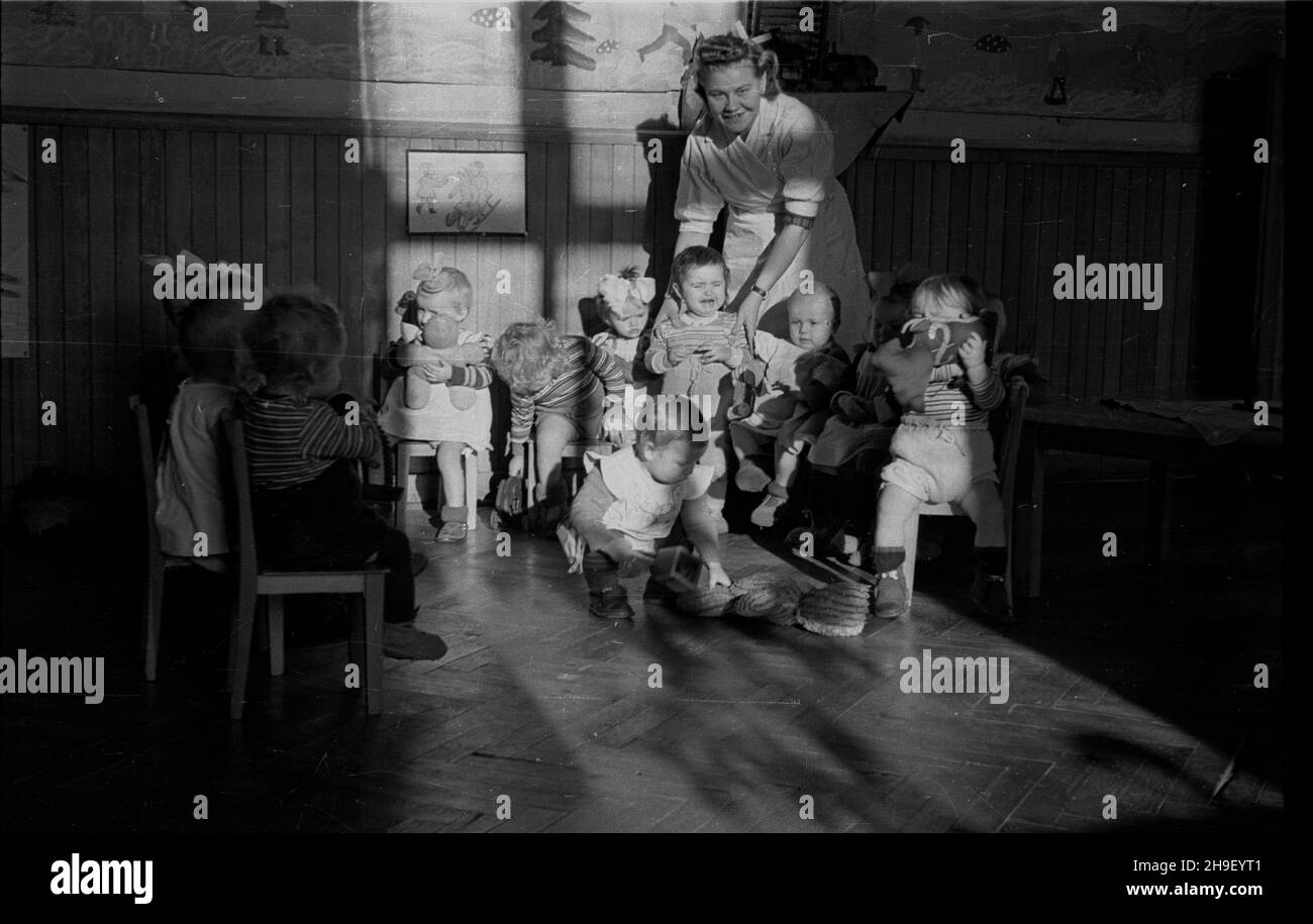 Warszawa, 1947-12. Dom ks. Boduena (Baudouina) przy ul. Nowogrodzkiej. Najstarszy polski sierociniec, za³o¿ony w 1736 r. W dwudziestoleciu miêdzywojennym przekszta³cony w placówkê opiekuñczo-wychowawcz¹ pomagaj¹c¹ dzieciom i samotnym matkom. NZ. Dzieci z opiekunk¹. po/mgs PAP Dok³adny dzieñ wydarzenia nieustalony. Varsavia, 1947 dicembre. Padre Baudouin Home in via Nowogrodzka. Il più antico orfanotrofio polacco fondato nel 1736. Nel periodo interbellico si è trasformato in un’istituzione sociale che aiuta bambini e madri single. Nella foto: Bambini con un aperitivo. po/mgs PAP Foto Stock