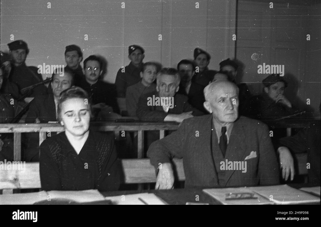 Warszawa, 1947-12. Proces pokazowy cz³onków Komitetu Porozumiewawczego Organizacji Demokratycznych Polski Podziemnej i III Zarz¹du (Komendy) Zrzeszenia Wolnoœæ i Niezawis³oœæ, oskar¿onych o szpiegostwo na rzecz pañstw zachodnich. Rozprwy przed Wojskowym S¹dem Rejonowym odbywa³y siê miêdzy 3 i 27 grudnia. NZ. obroñcy i ³awa oskar¿onych. W pierwszym rzêdzie siedz¹ adwokaci. W drugim rzêdzie - Wincenty Kwieciñski (1L), W³odzimierz Marszewski (2L). W trzecim rzêdzie - Adam Obarski (2L), Halina Sosnowska (3L), Stanis³aw Sêdziak (4L). po/mgs/mb PAP Dok³adny dzieñ wydarzenia nieustalony. WA Foto Stock