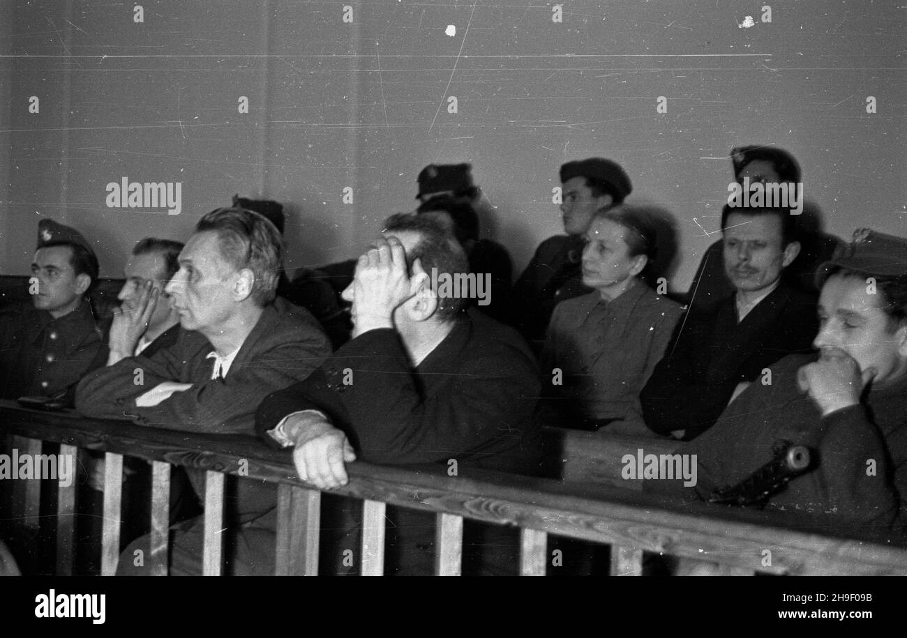 Warszawa, 1947-12. Proces pokazowy cz³onków Komitetu Porozumiewawczego Organizacji Demokratycznych Polski Podziemnej i III Zarz¹du (Komendy) Zrzeszenia Wolnoœæ i Niezawis³oœæ, oskar¿onych o szpiegostwo na rzecz pañstw zachodnich. Rozprwy przed Wojskowym S¹dem Rejonowym odbywa³y siê miêdzy 3 i 27 grudnia. NZ. ³awa oskar¿onice. W pierwszym rzêdzie Wincenty Kwieciñski (2L), W³odzimierz Marszewski (3L), Wac³aw Lipiñski (4L). W drugim rzêdzie - Halina Sosnowska (2P) i Stanis³aw Sêdziak (1P). po/mgs PAP Dok³adny dzieñ wydarzenia nieustalony. Varsavia, 1947 dicembre. Il processo show dei membri di Foto Stock