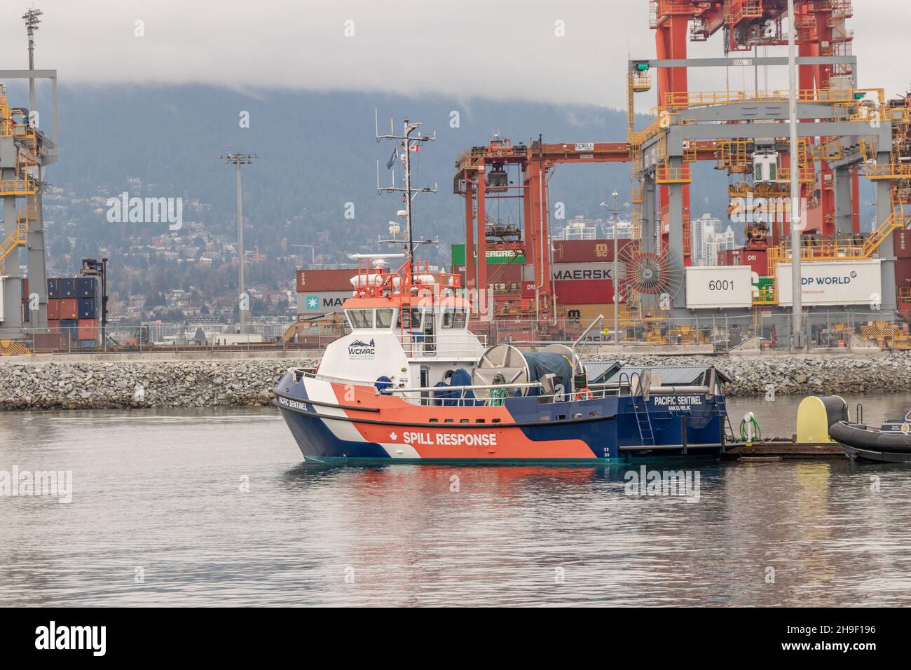 Vancouver, Canada - Novembre 20,2021: Una barca di risposta alle fuoriuscite dalla Western Canada Marine Response Corporation (WCMRC) vicino al Crab Park Foto Stock