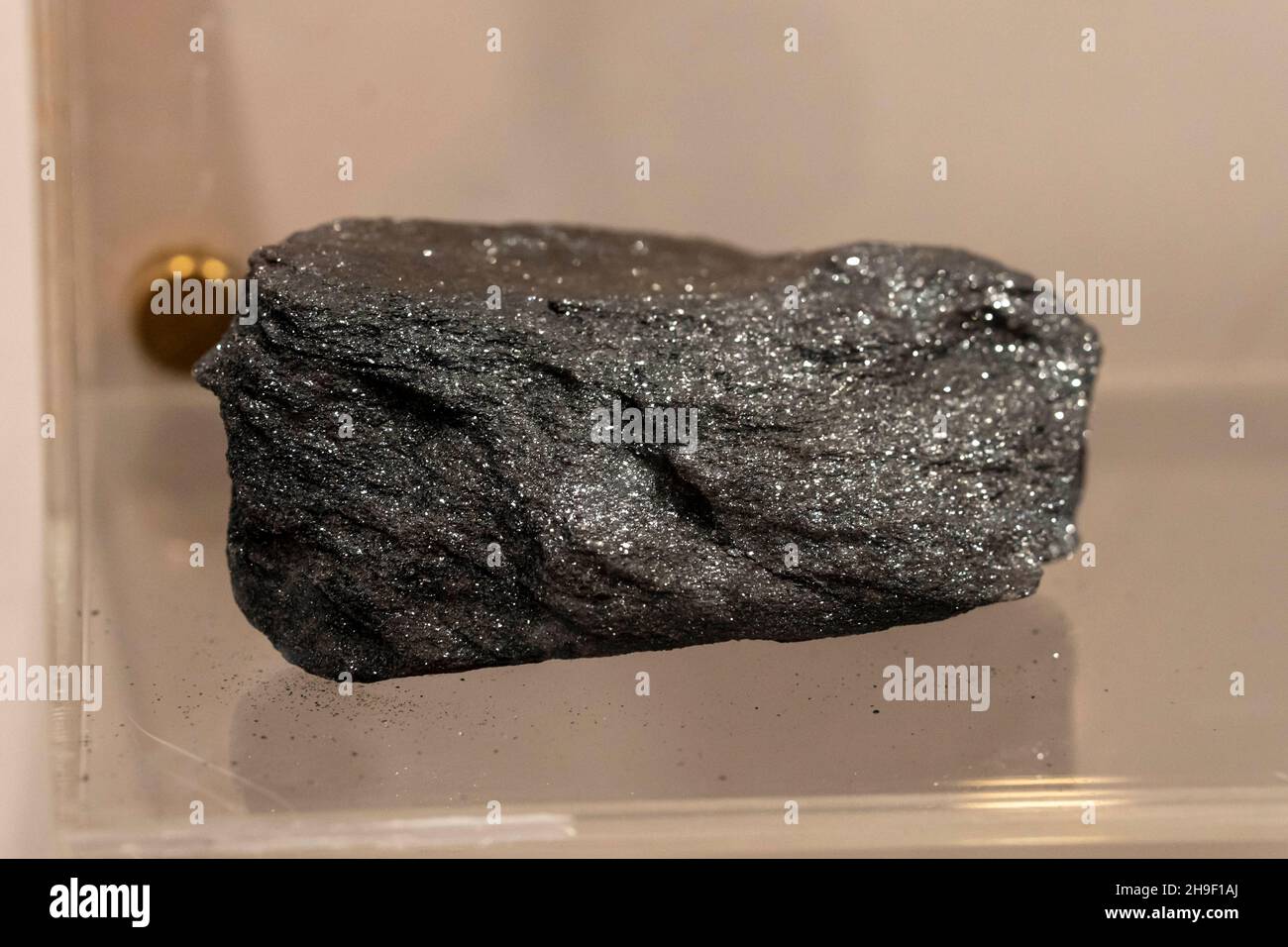 Ematite, pietra micacea nera da collezione in esposizione (fuoco selettivo  Foto stock - Alamy