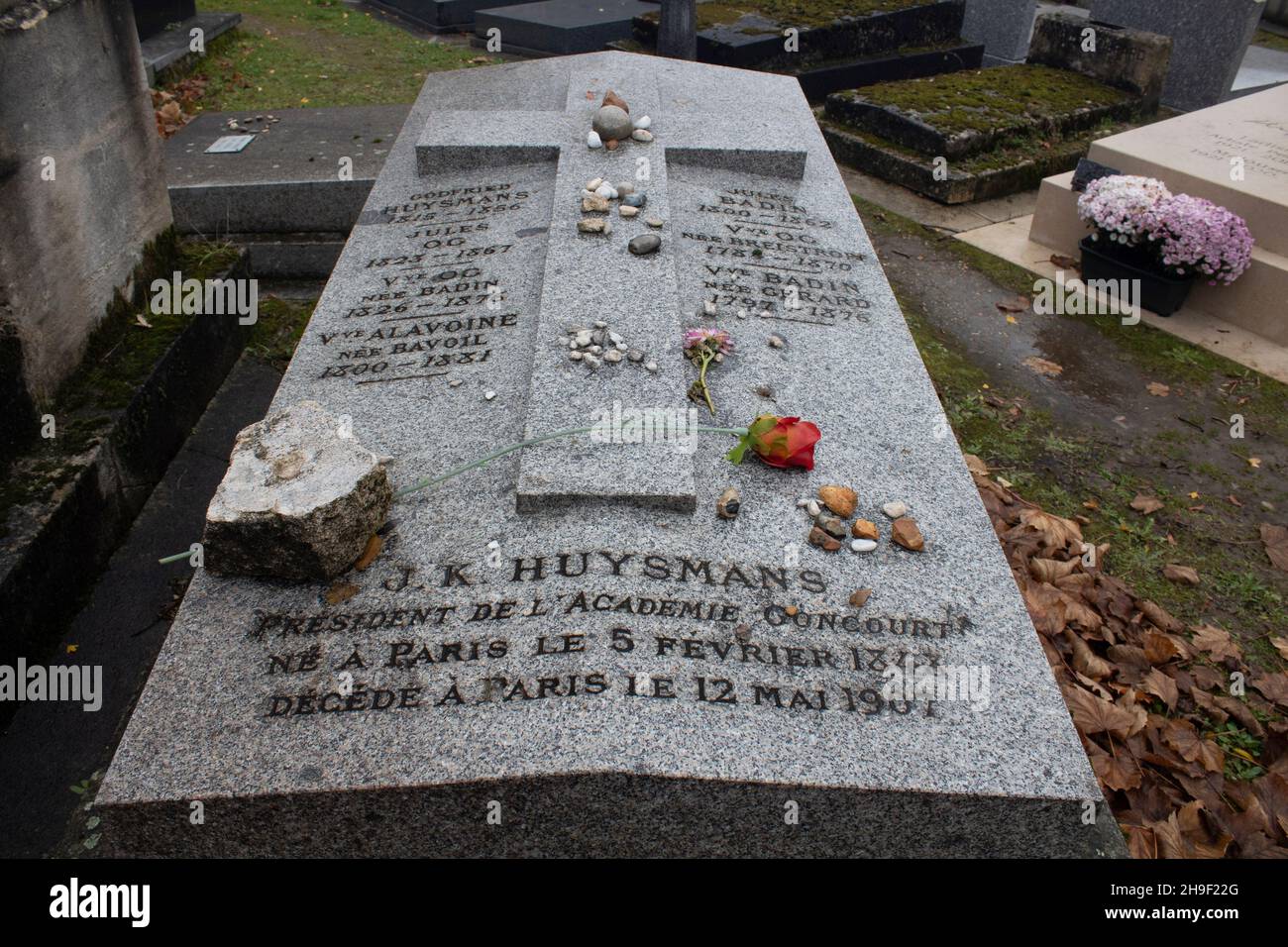 La tomba del romanziere francese Joris-Karl Huysmans nel cimitero di Montparnasse Parigi, Francia Foto Stock
