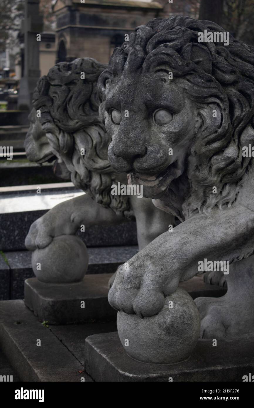 Statue del Leone sulla tomba del Principe d'Achery Acheryoticos, Duc de San Donnino, Montparnasse Cimitero Parigi Francia Foto Stock