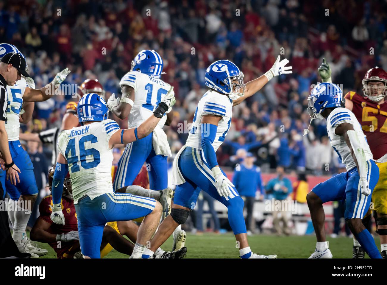 BYU Cougars difensivo indietro Malik Moore (12) celebra dopo un turn over su downdown durante una partita di football dell'università NCAA contro la California del Sud Foto Stock