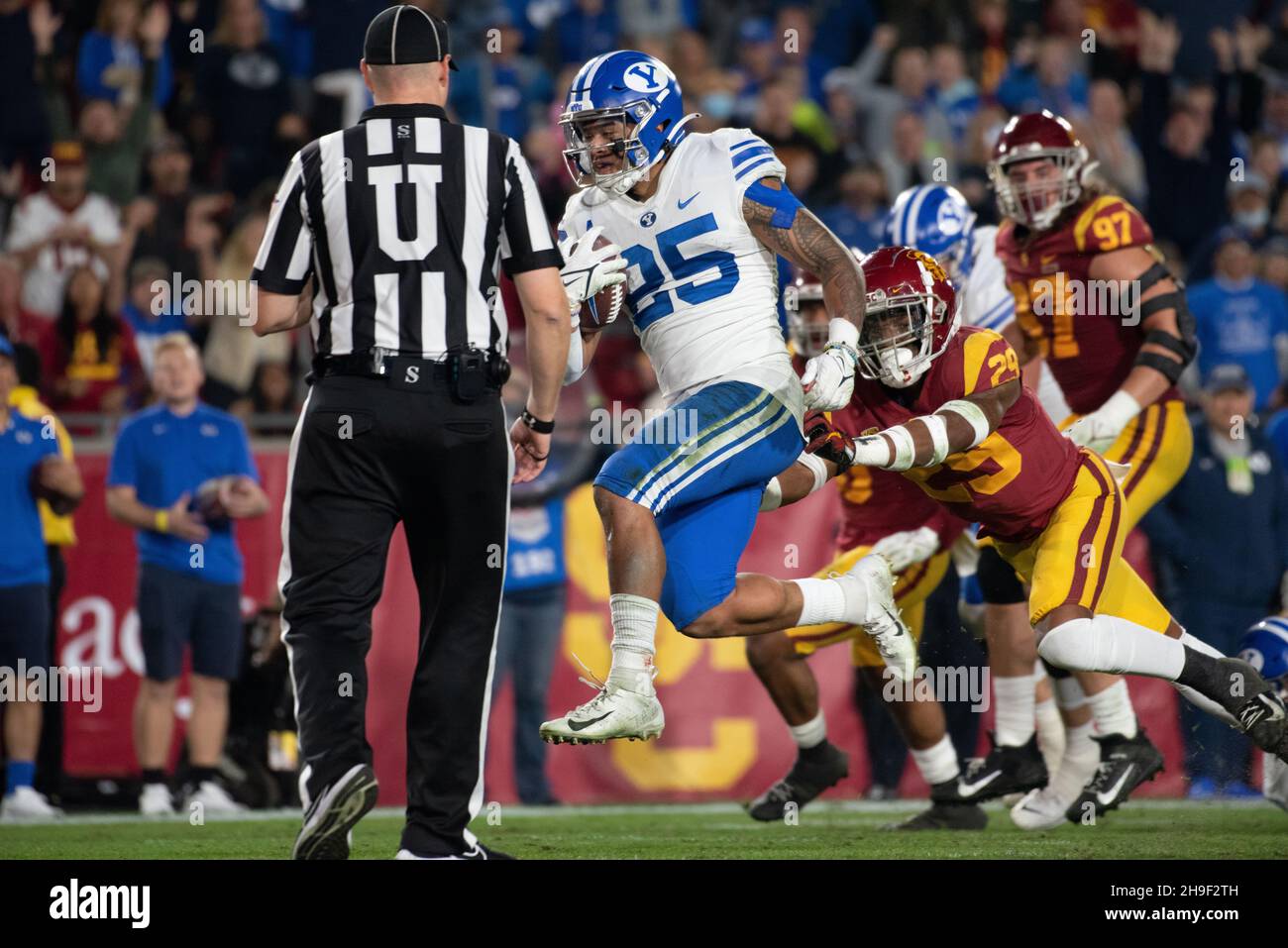 BYU Cougars running back Tyler Allgeier (25) segna un touchdown durante una partita di football dell'NCAA College contro i Trojan della California del Sud. Il Coug Foto Stock