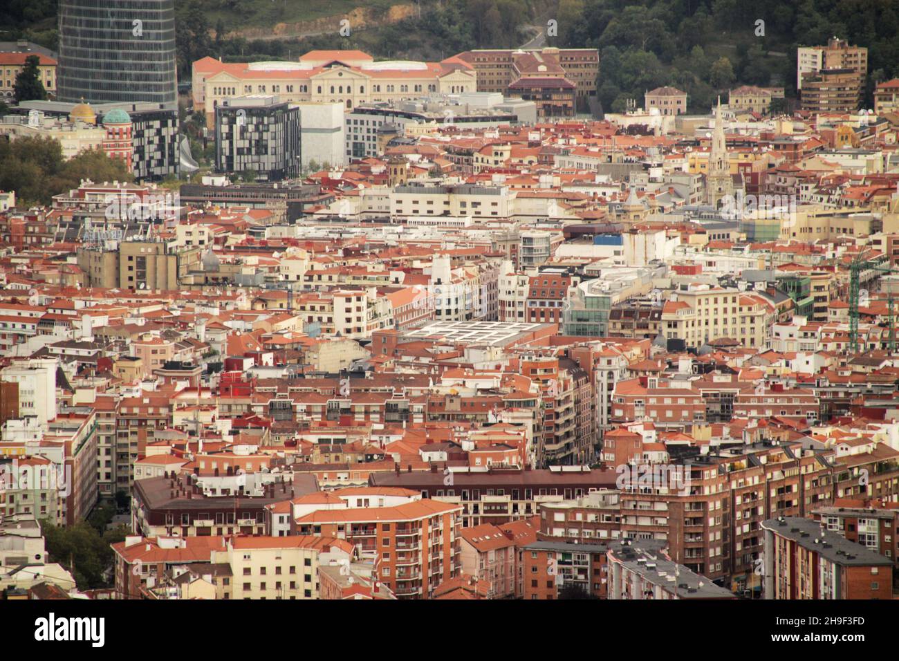 Vista aerea della colorata e bella città spagnola Bilbao. Foto Stock