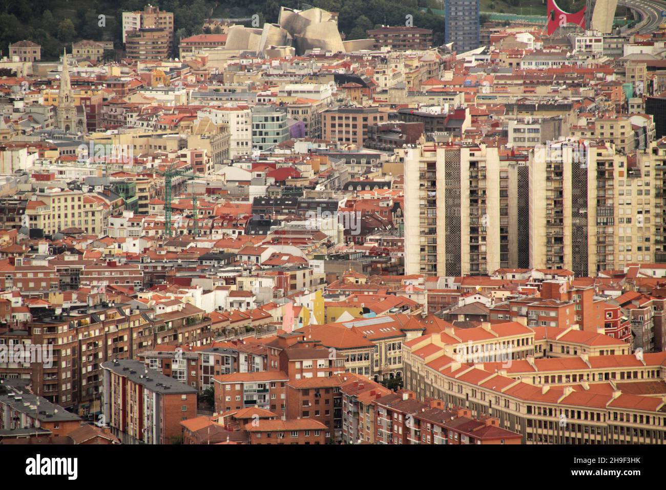 Vista aerea della colorata e bella città spagnola Bilbao. Foto Stock