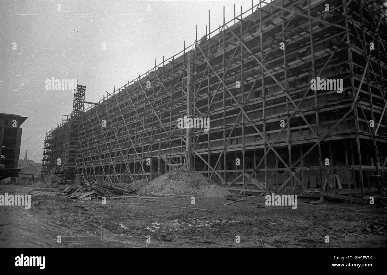 Warszawa, 1948-01. Budowa gmachu Pañstwowej Komisji Planowania Gospodarczego przy pl. Trzech Krzy¿y. bb/gr PAP Dok³adny dzieñ wydarzenia nieustalony. Varsavia, 1948 gennaio. Edificio del Consiglio Nazionale del Plannig economico sede centrale a Piazza Trzech Krzyzy. bb/gr PAP Foto Stock