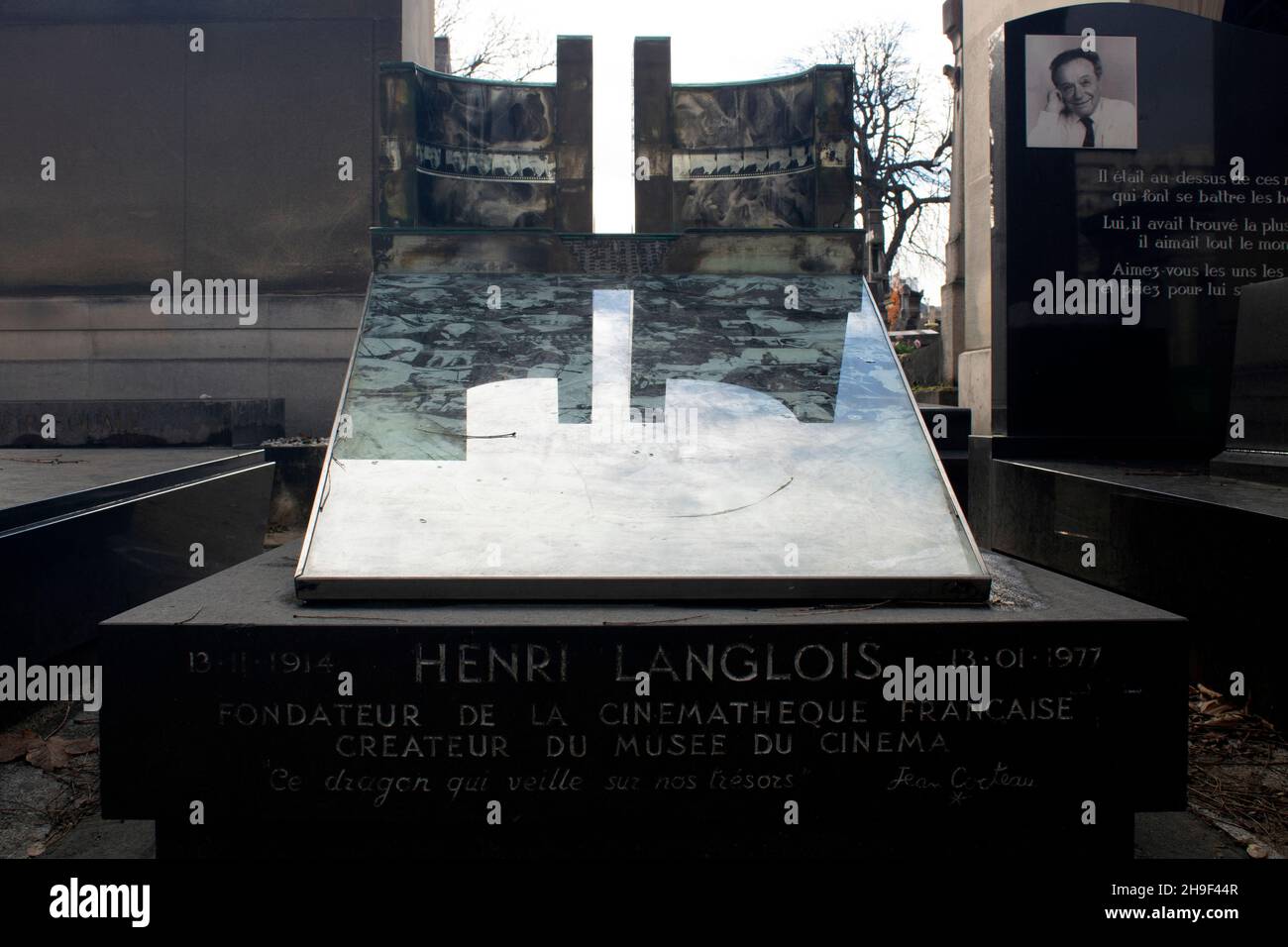 La tomba di Henri Langlois - archivista e cinefilo francese, e fondatore della Cinemateque Francaise - decorato con immagini di Montparnasse Foto Stock