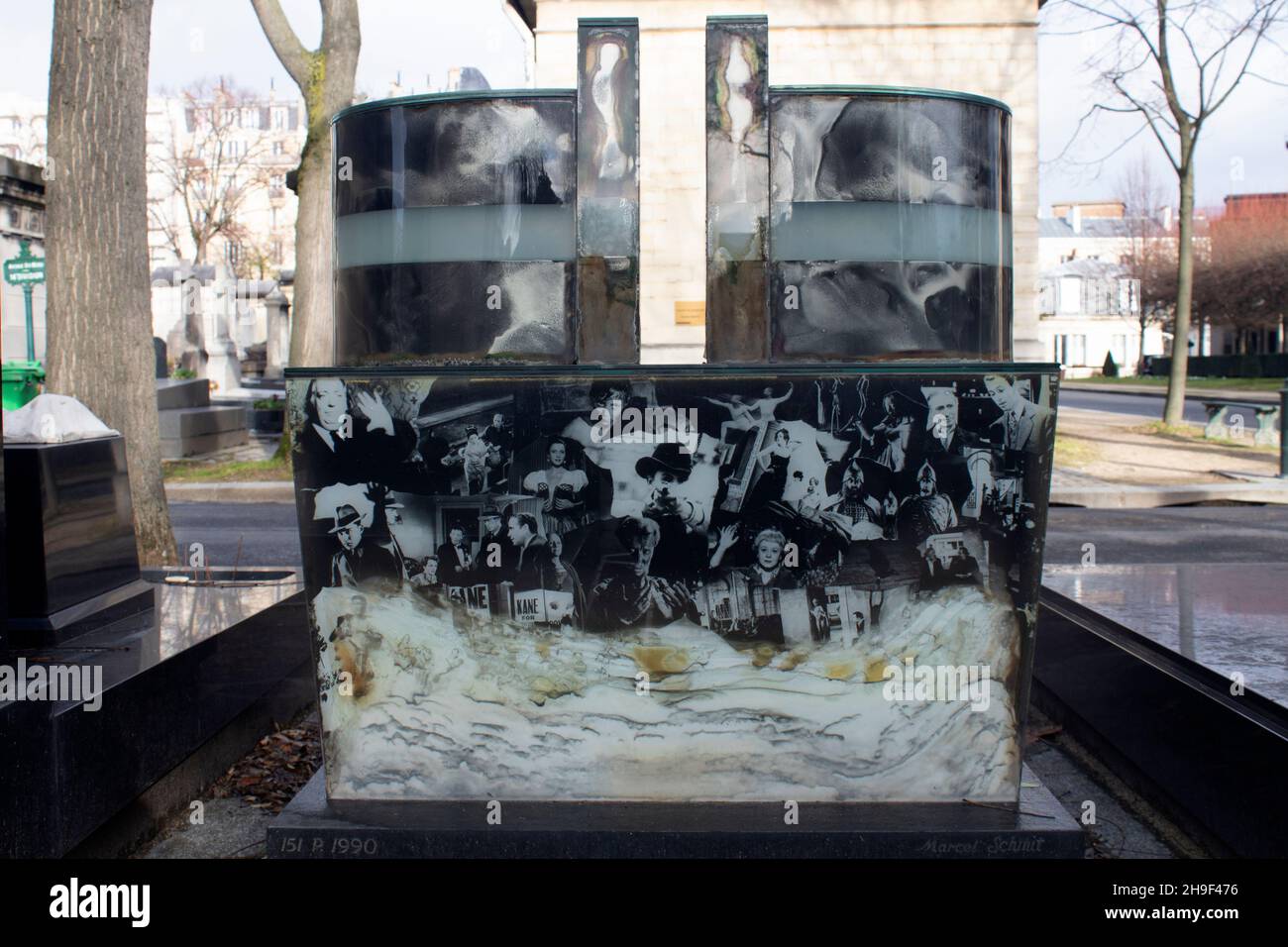 La tomba di Henri Langlois - archivista e cinefilo francese, e fondatore della Cinemateque Francaise - decorato con immagini di Montparnasse Foto Stock