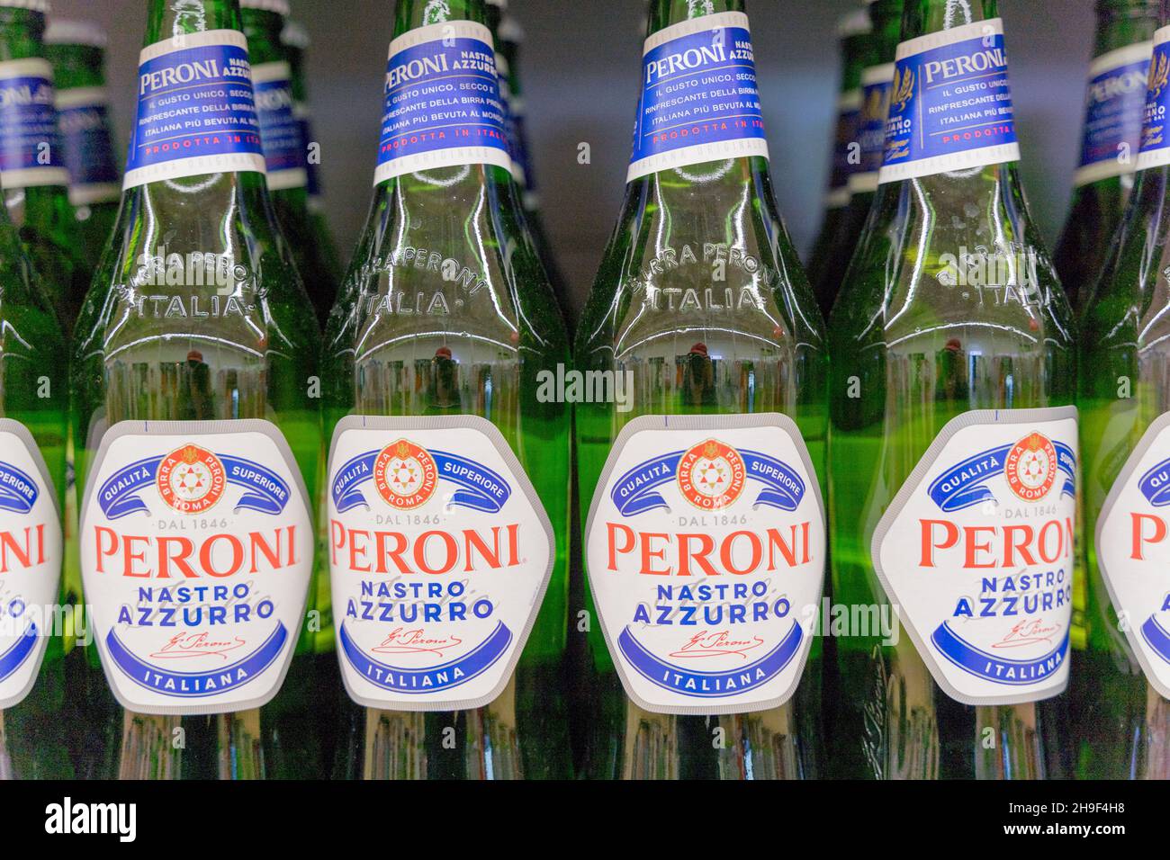 Fila di Lager Peroni nastro Azzurro Premium in bottiglia in 330ml Foto Stock