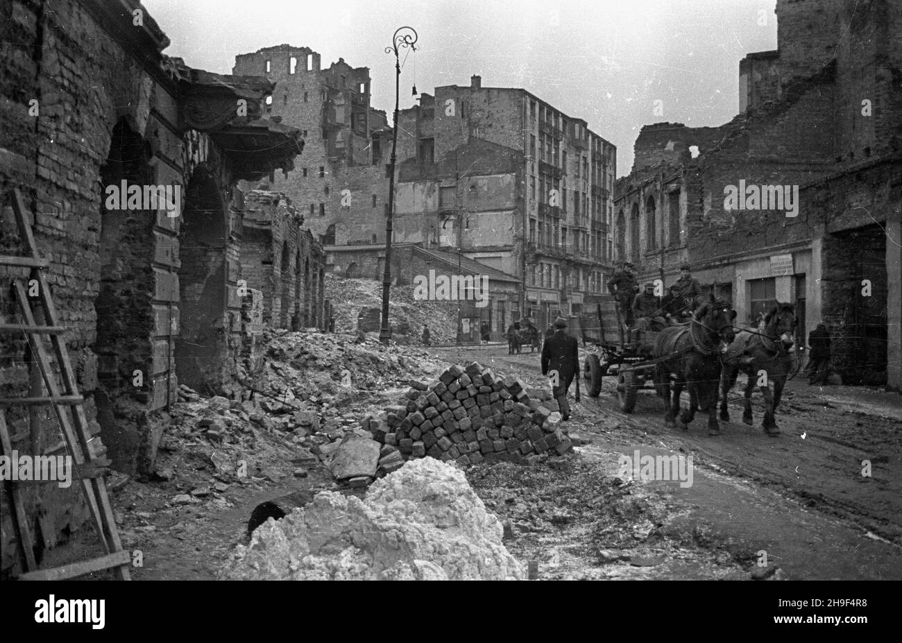 Warszawa, 1948-01. Teren by³ego getta. NZ. Ulica bagno znana ze sklepów i warsztatów metalowych. bb/mgs PAP Dok³adny dzieñ wydarzenia nieustalony. Varsavia, gennaio 1948. Ex ghetto. Bagno Street conosciuta per le botteghe e le officine di metallo. bb/MGS PAP Foto Stock