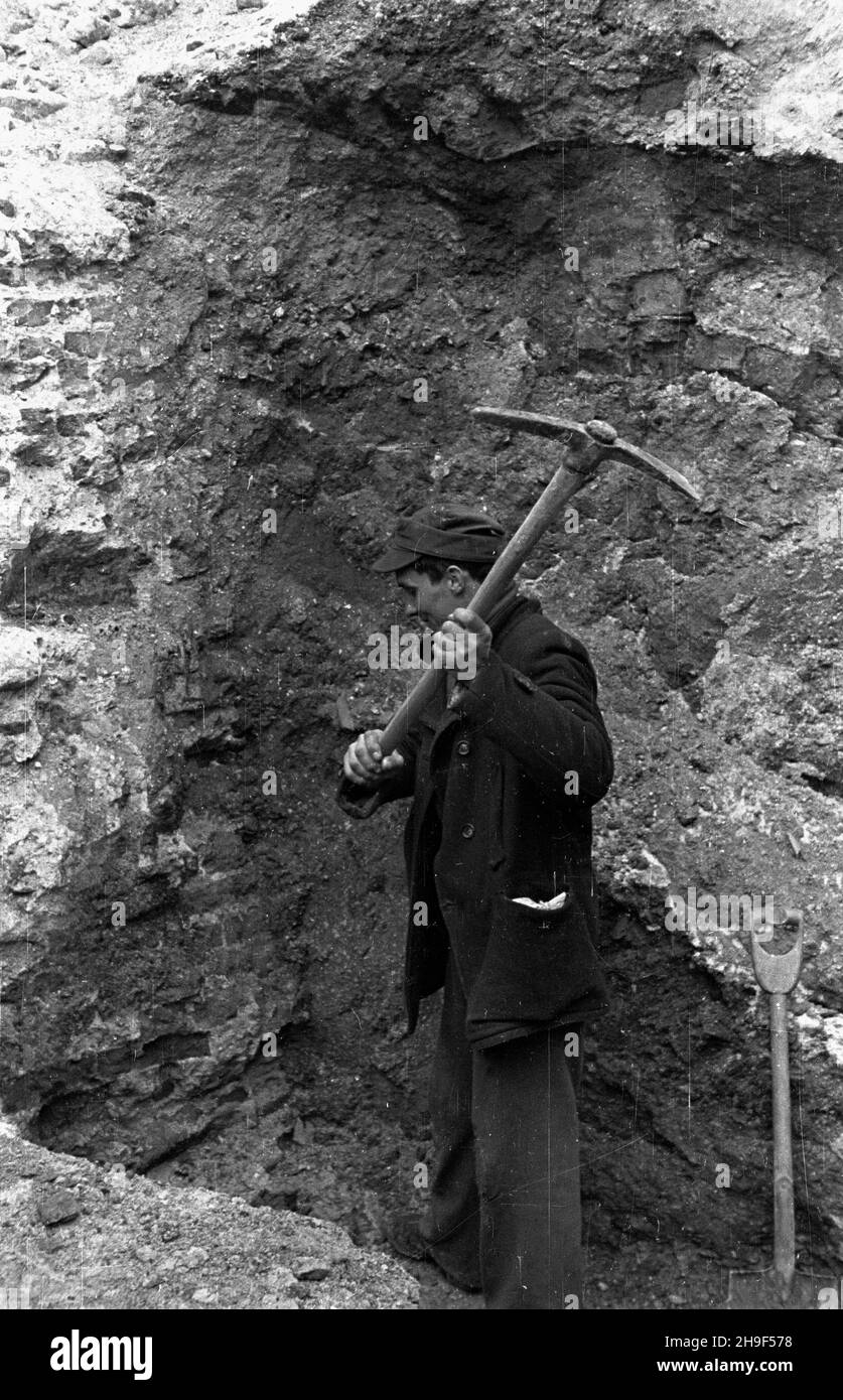 Warszawa, 1948-01. Przygotowywanie terenu budowy tunelu Trasy W-Z (Trasa Wschód-Zachód). NZ. Prace ziemne-wykopy przygotowawcze w rejonie placu Zamkowego. bb/mgs PAP Dok³adny dzieñ wydarzenia nieustalony. Varsavia, 1948 gennaio. Preparativi per la costruzione del tunnel di rotta W-Z (Est-Ovest). Nella foto: Lavori di terra vicino a Piazza Zamkowy. bb/MGS PAP Foto Stock