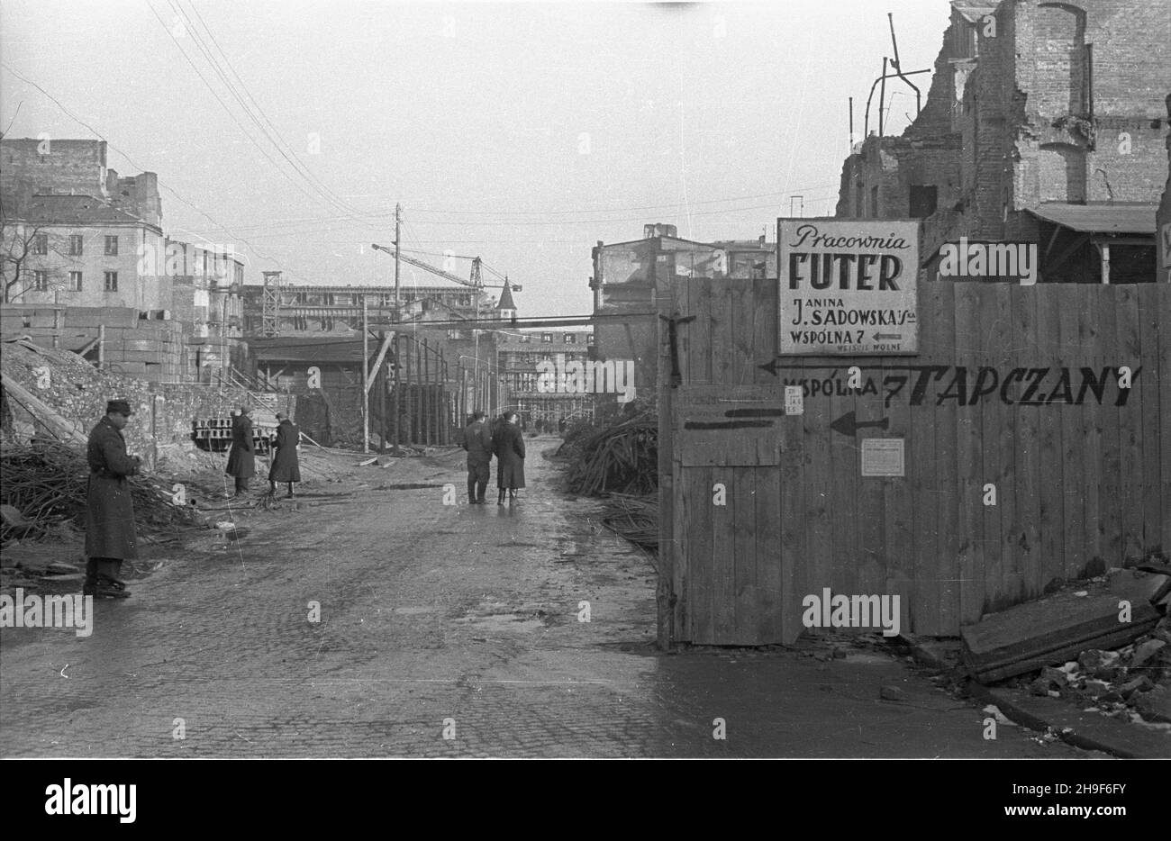 Warszawa, 1948-01. Zrujnowana zabudowa ulicy Kruczej. Widok w stronê pl. Trzech Krzy¿y. W tle budowany gmach Ministerstwa Przemys³u i Handlu. po/mgs PAP Dok³adny dzieñ wydarzenia nieustalony. Varsavia, 1948 gennaio. Edifici danneggiati dalla guerra in via Krucza. Una vista in direzione di Piazza Trzech Krzyzy. Sullo sfondo la costruzione del ministero dell'industria e del commercio in costruzione. po/mgs PAP Foto Stock