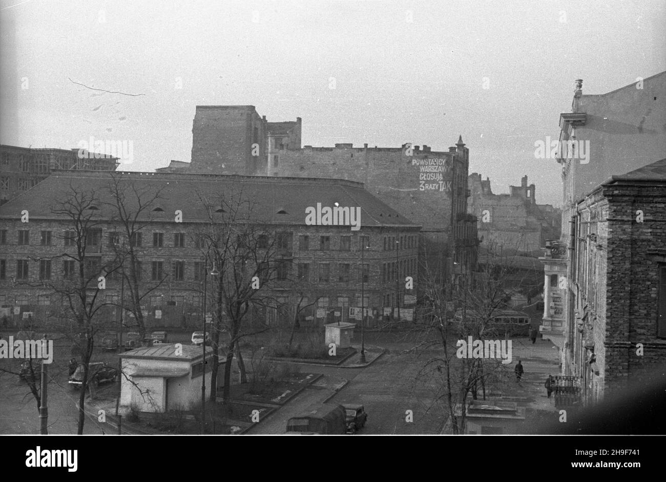 Warszawa, 1948-01. PL. Trzech Krzy¿y. Widok na zachodni¹ pierzejê. Z lewej frammento budowanego gmachu Ministerstwa Przemys³u i Handlu. Widoczny napis propagandowy z okresu referendum 30 czerwca 1946 r.: Powstañcy Warszawy g³osuj¹ 3 razy tak. Na pierwszym planie szalet publiczny. po/mgs PAP Dok³adny dzieñ wydarzenia nieustalony. Varsavia, 1948 gennaio. Piazza Trzech Krzyzy (tre croci). La vista su ovest. Da sinistra il frammento del Ministero dell'industria e del Commercio in costruzione. Uno slogan propagandistico del 30 giugno 1946 dice: "Gli insorti di Varsavia votano tre volte sì. Un pubblico t Foto Stock