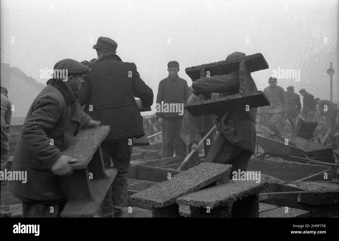 Warszawa, 1948-01. PL. Trzech Krzy¿y. Budowa siedziby Ministerstwa Przemys³u i Handlu. Gmach wg projektu Stanis³awa Rych³owskiego i Stanis³awa Bieñkuñskiego wznoszono w latach 1946-48. W konstrukcji budynku zastosowano nowatorskie rozwi¹zania, m.in. Pustaki produkowane na miejscu z mielonego gruzu (tzw. Gruzobeton). NZ. uk³adanie pustaków. po/mgs PAP Dok³adny dzieñ wydarzenia nieustalony. Varsavia, gennaio 1948. Piazza tre croci. Costruzione della sede del Ministero dell'industria e del Commercio. L'edificio progettato da Stanislaw Rychlowski e Stanislawa Bienkunski è stato costruito nel 1946-48 con l'uso di Foto Stock