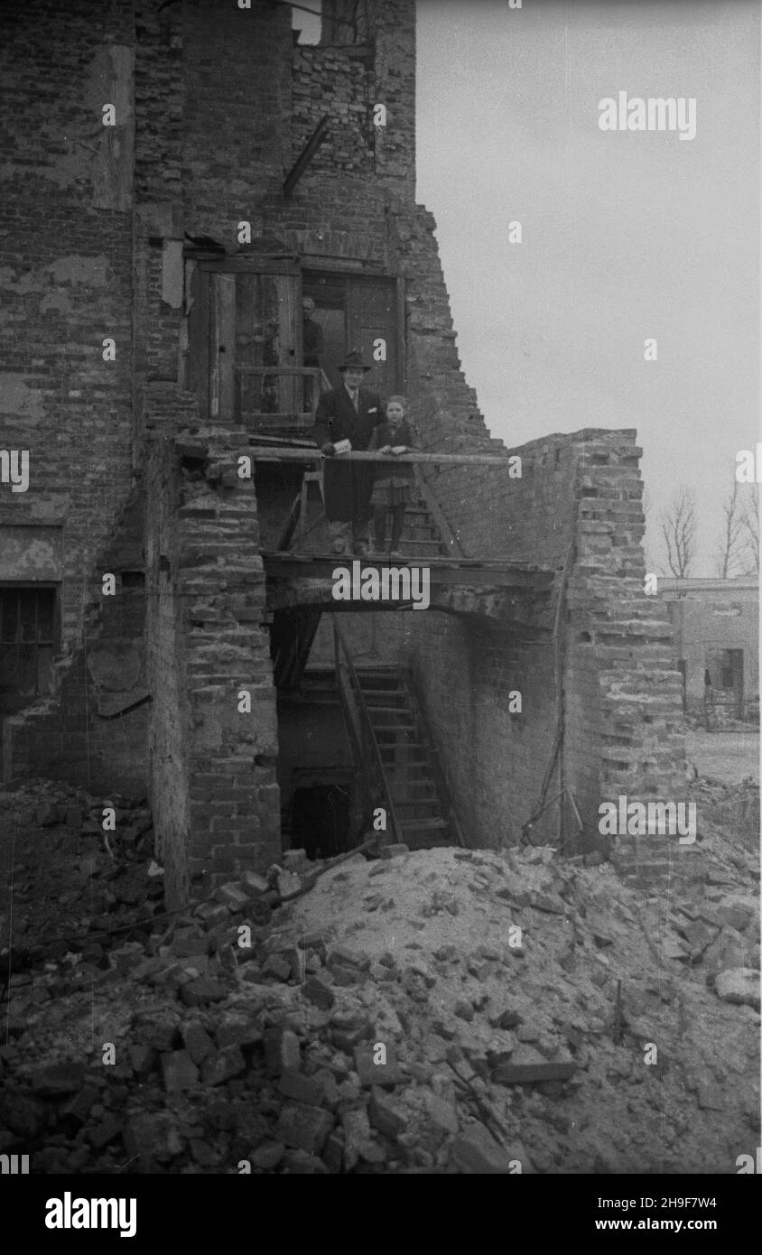 Warszawa, 1948-01. Dzielnica nêdzy na pograniczu Annopola i Pelcowizny. Przedwojenne budynki i baraki biedoty powa¿nie ucierpia³y w czasie dzia³añ wojennych. NZ. Inspektor Urzêdu Sanitarnego wizytuje dzielnicê. po/mgs PAP Dok³adny dzieñ wydarzenia nieustalony. Varsavia, 1948 gennaio. Un distretto di povertà tra i distretti di Annopol e Pelcowizna. Gli edifici e le caserme prima della guerra furono gravemente danneggiati durante la guerra. Nella foto: Un ispettore dell'Ufficio sanitario che visita il distretto. po/mgs PAP Foto Stock