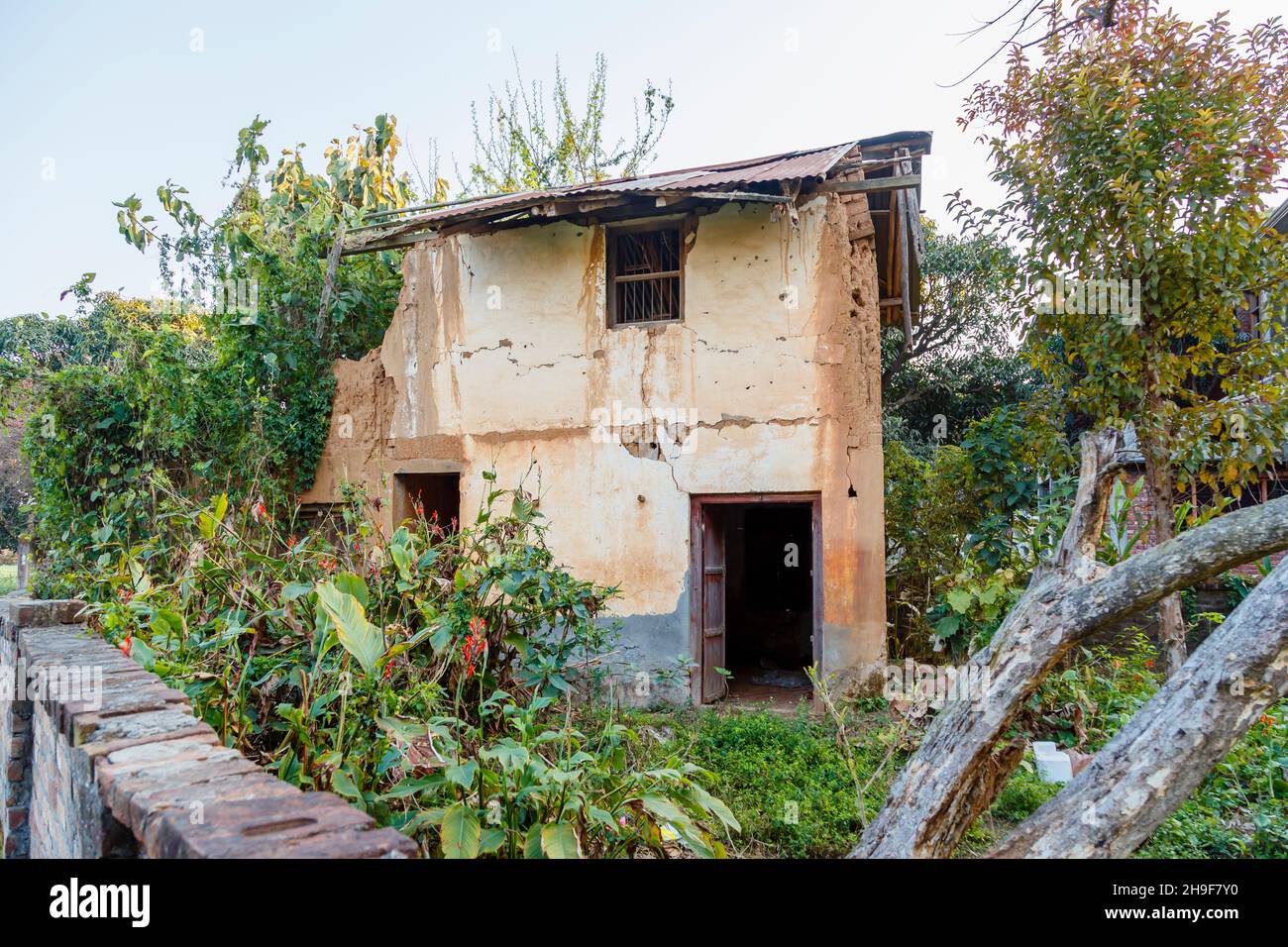 Vecchia casa vuota dilapidata, un edificio a Pragpur, un villaggio storico nel distretto di Kagra, Himachal Pradesh, India Foto Stock
