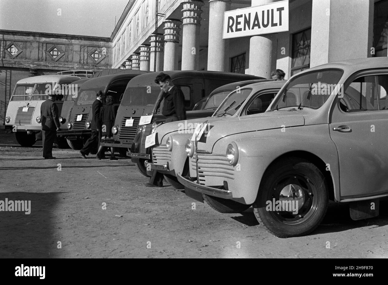 Poznañ, 1948. XXI Miêdzynarodowe Targi Poznañskie (24.IV - 9.V). NZ. Ekspozycja przemys³u motoryzacyjnego. Samochody firmy Renault. ka PAP Dok³adny miesi¹c i dzieñ wydarzenia nieustalone. Poznan, 1948. La 21a Fiera Internazionale di Poznan (dal 24 aprile al 9 maggio). Nella foto: Un'esposizione dell'industria automobilistica. Auto Renault. ka PAP Foto Stock