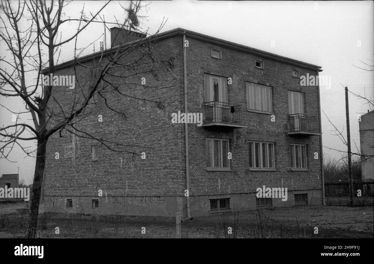 Warszawa, 1948. Dom mieszkalny przy ul. Wita Stwosza 21 dla pracowników Polskiego Radia. Dok³adny miesi¹c i dzieñ wydarzenia nieustalone. bk PAP Varsavia, 1948. Una casa di abitazione per i lavoratori della radio polacca al 21 Wita Stwosza Street. bk PAP Foto Stock