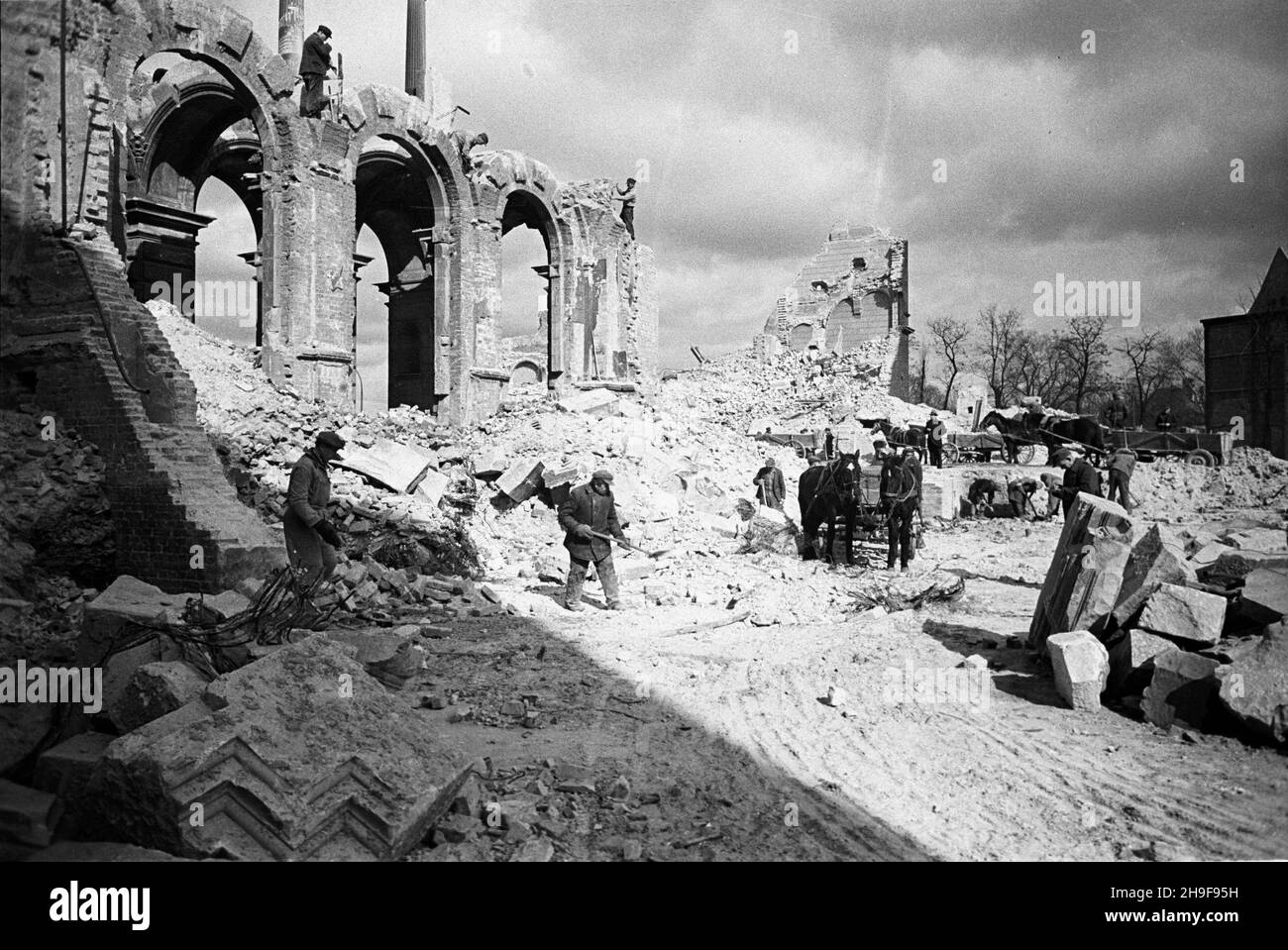 Gdañsk, 1948. Ruiny zniszczonego podczas II wojny œwiatowej budynku senatu Wolnego Miasta Gdañska przy ul. Nowe Ogrotty. mgs PAP Dok³adny miesi¹c i dzieñ wydarzenia nieustalone. Danzica, 1948. Le rovine dell'edificio danneggiato dalla guerra del Senato della Città libera di Danzica (Wolne Miasto Gdansk) in via Nowe Ogrotty. mgs PAP Foto Stock