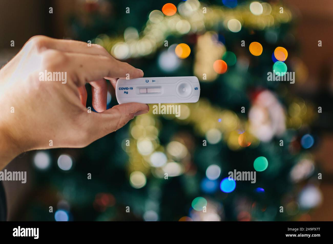 uomo irriconoscibile che mostra il test del coronavirus con esito negativo per essere in grado di viaggiare Foto Stock