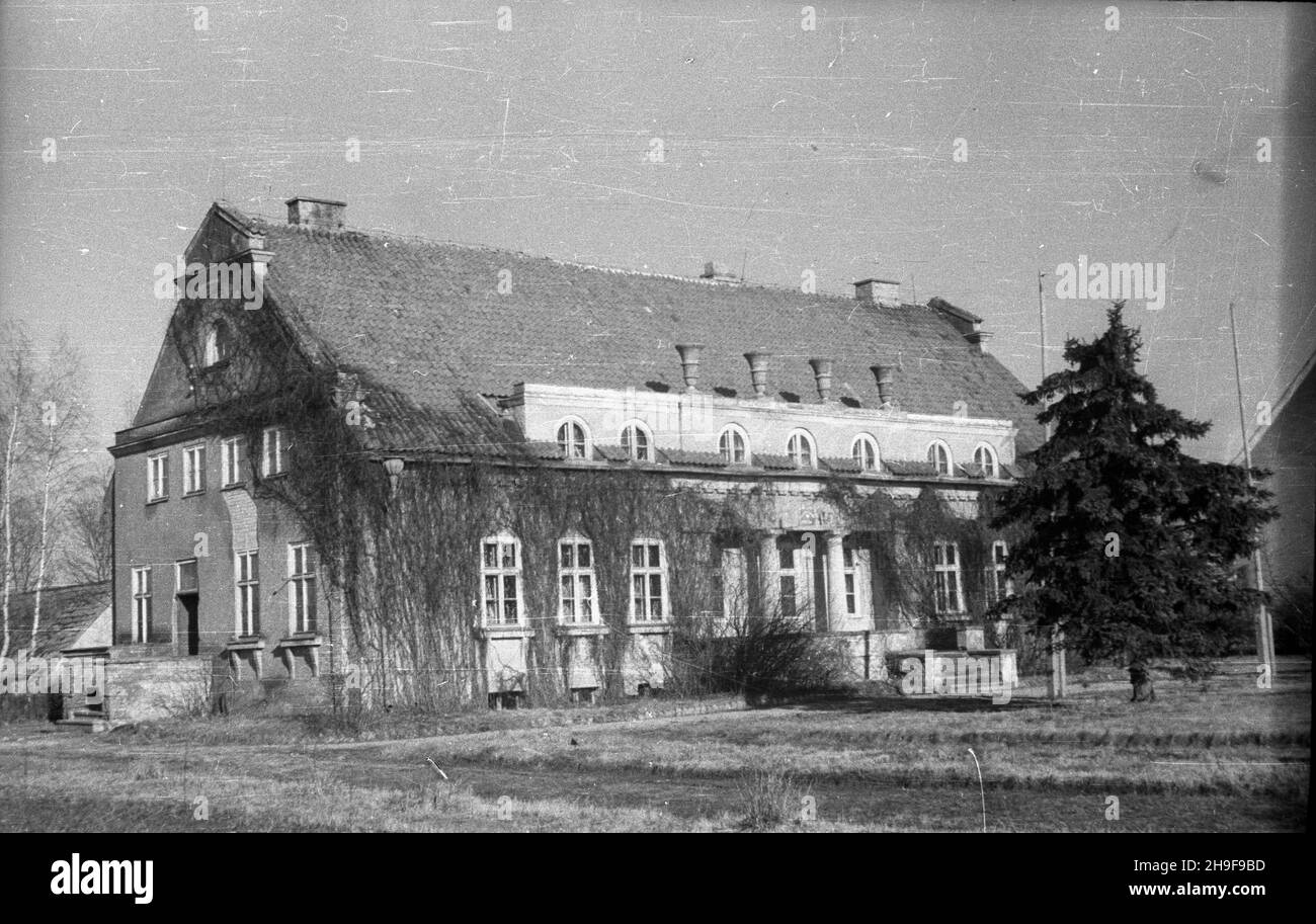 Gi¿ycko, 1948. Budynek mieszkalny. kw PAP Dok³adny miesi¹c i dzieñ wydarzenia nieustalone. Gizycko, 1948. Una casa di abitazione. kw PAP Foto Stock