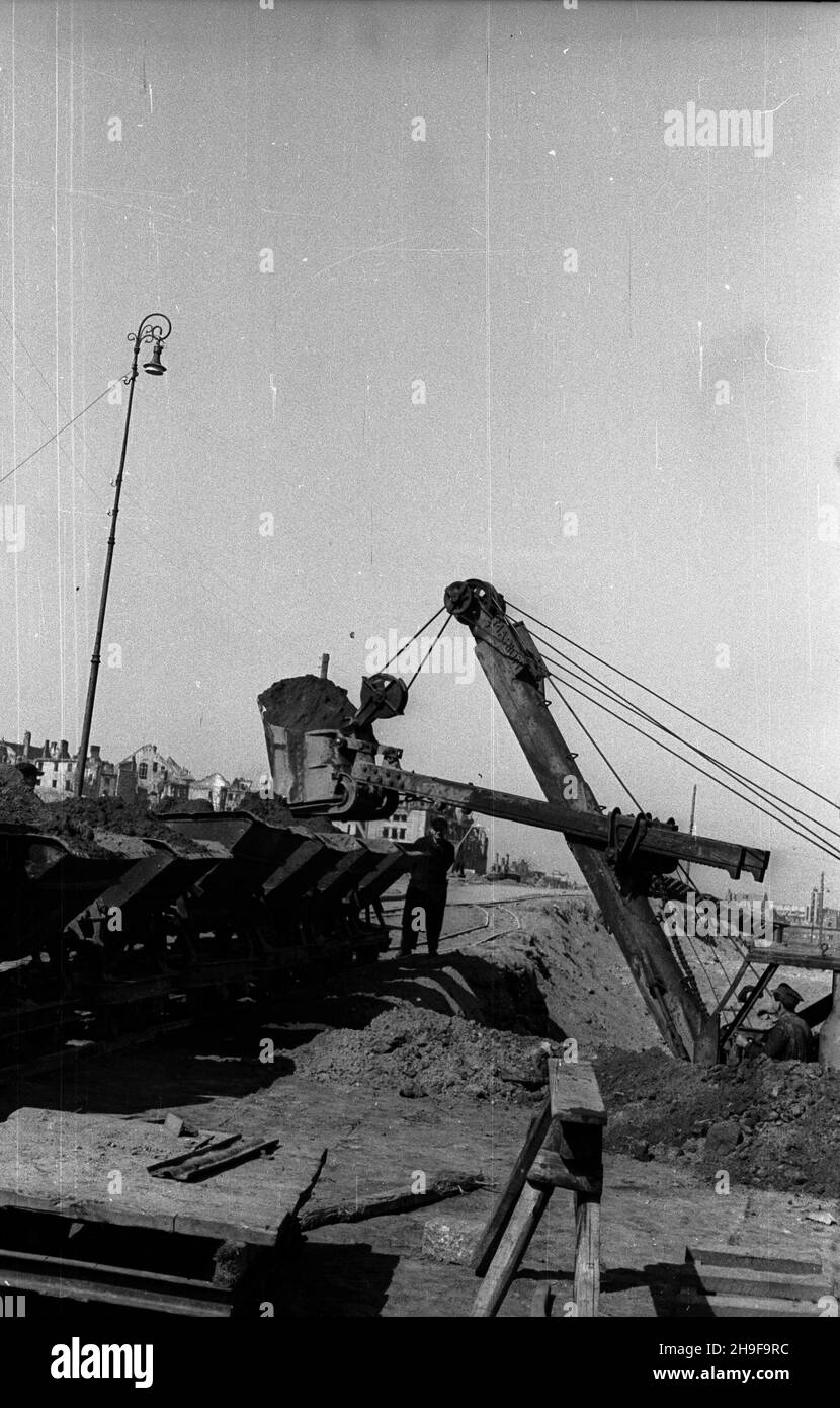 Warszawa, 1948. W roku 1947 rozpoczêto budowê Trasy W-Z. Jednym z etapów prac by³a budowa tunelu pod Placem Zamkowym. NZ. Prace ziemne przy budovie tunelu. kw PAP Dok³adny miesi¹c i dzieñ wydarzenia nieustalone. Varsavia, 1948. La costruzione del percorso W-Z (est-ovest) è iniziata nel 1947. Uno dei suoi elementi è un tunnel che passa sotto la piazza Zamkowy. Nella foto: La costruzione del tunnel. kw PAP Foto Stock