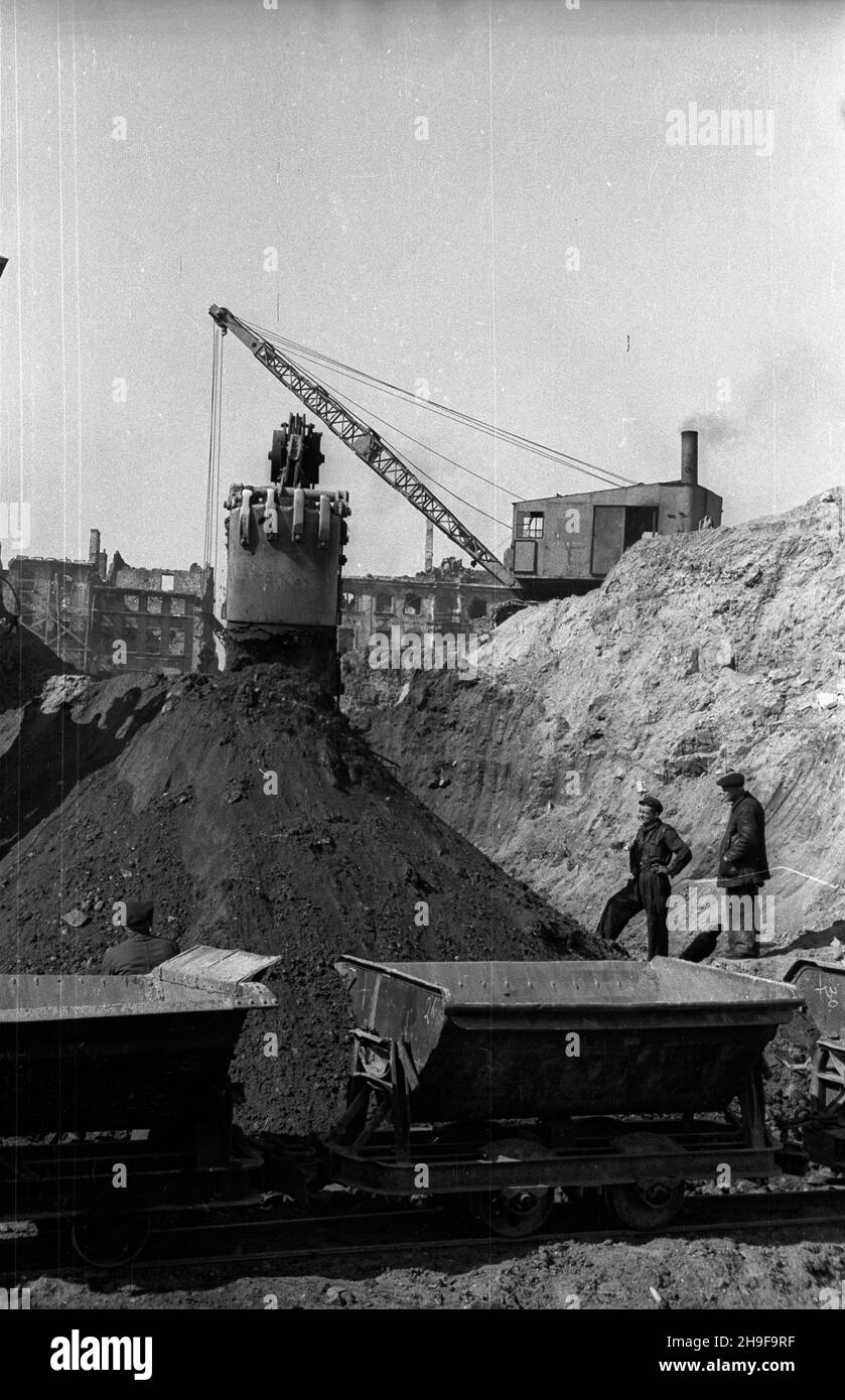 Warszawa, 1948. W roku 1947 rozpoczêto budowê Trasy W-Z. Jednym z etapów prac by³a budowa tunelu pod Placem Zamkowym. NZ. Prace ziemne przy budovie tunelu. kw PAP Dok³adny miesi¹c i dzieñ wydarzenia nieustalone. Varsavia, 1948. La costruzione del percorso W-Z (est-ovest) è iniziata nel 1947. Uno dei suoi elementi è un tunnel che passa sotto la piazza Zamkowy. Nella foto: La costruzione del tunnel. kw PAP Foto Stock